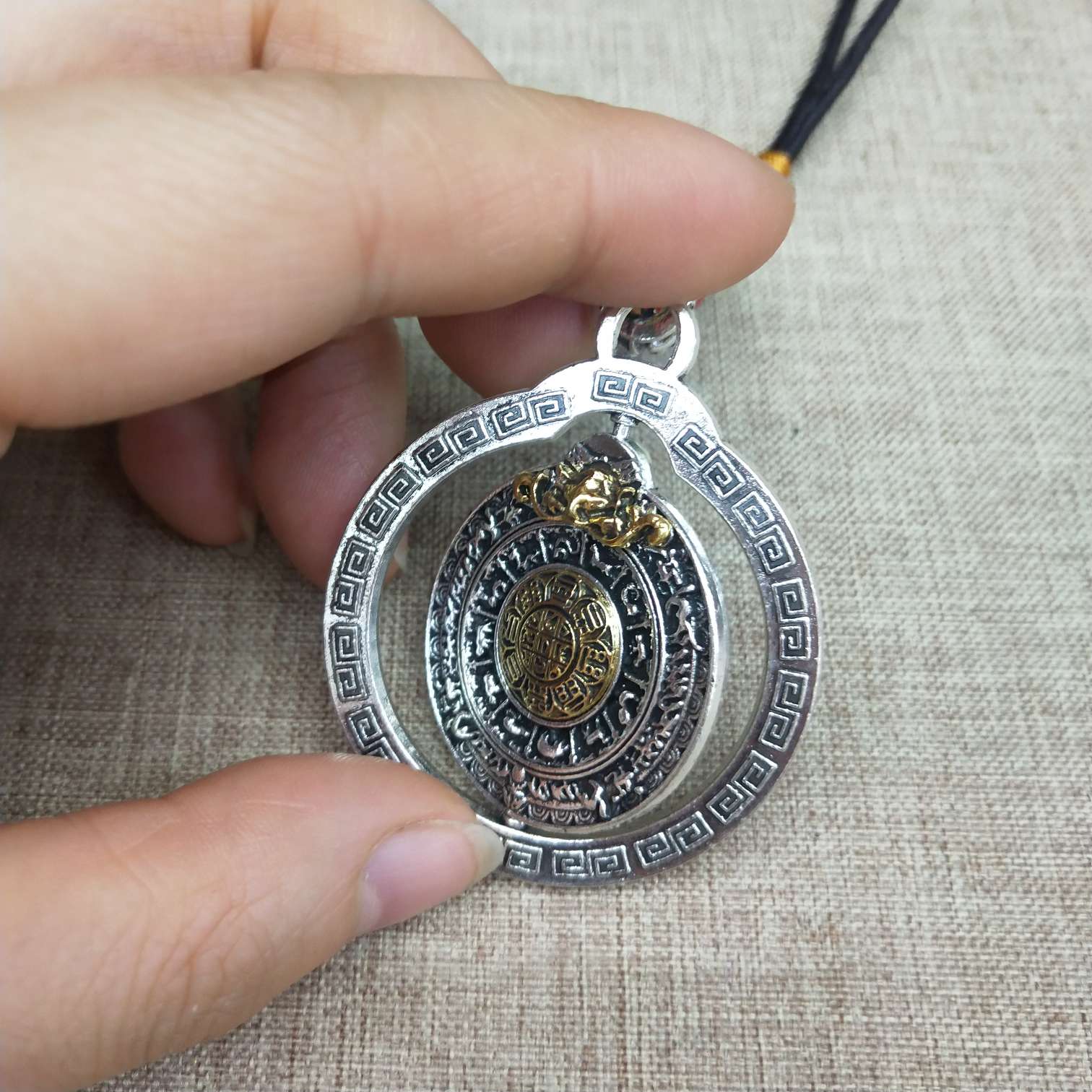 تدور الإشابات حول الثرثرة details Picture
