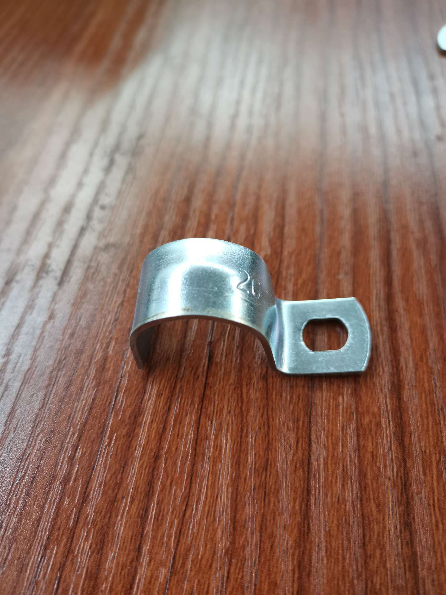 F-type pipe clamp (20) for bathroom