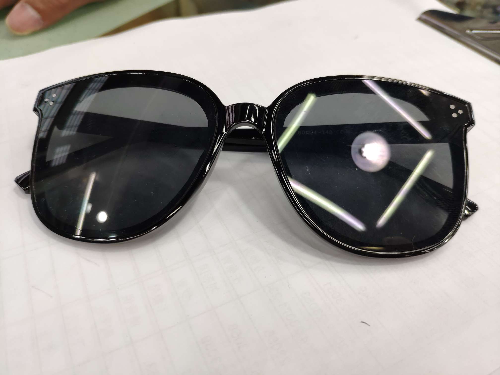 Stylish square-framed sunglasses, suitable for both men and women, with a high-end feel