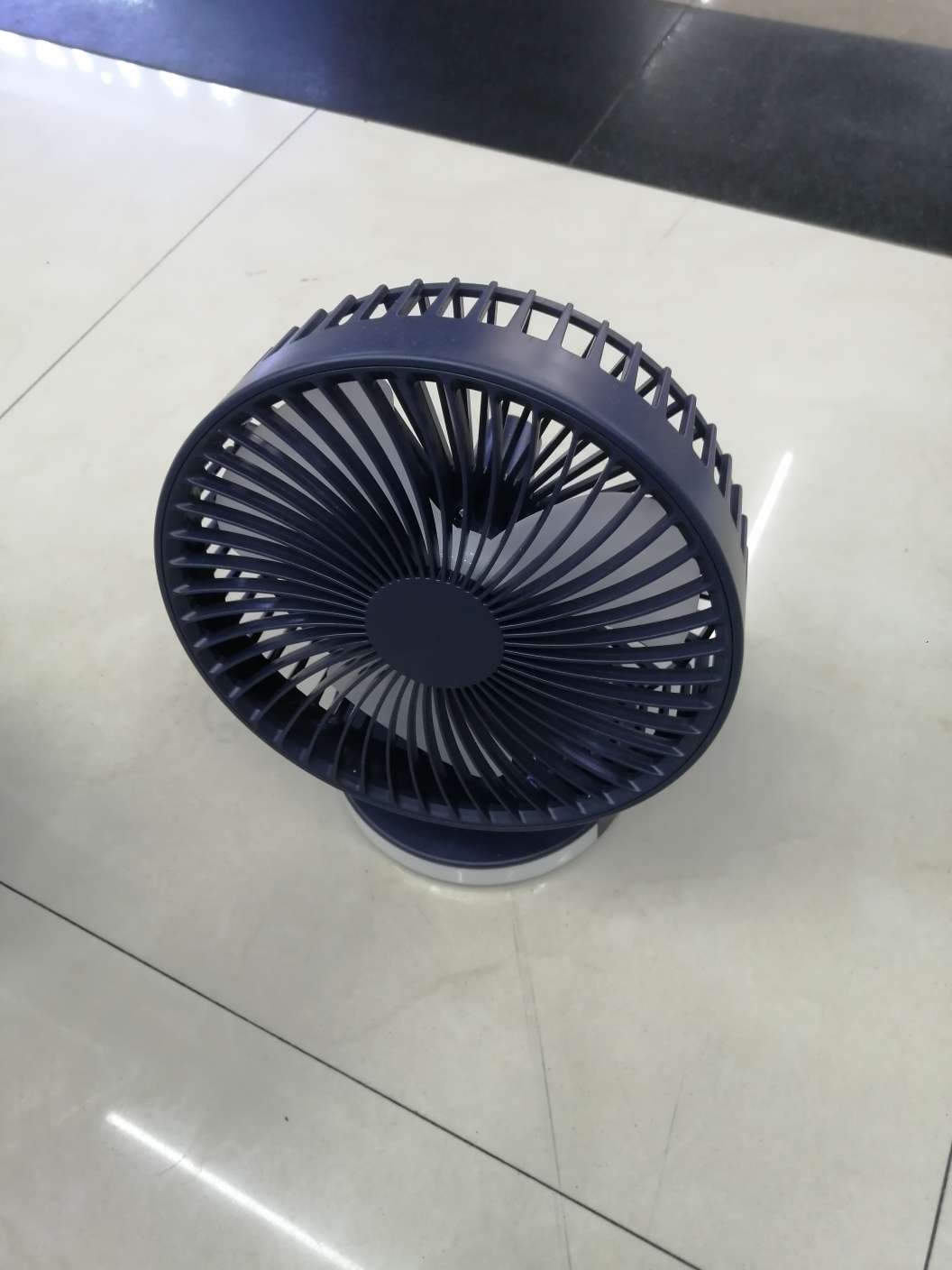 型号，QG-5560       材料塑料    USB风扇，2节18650电池，3个颜色，粉色，深蓝色，白色，可以照明