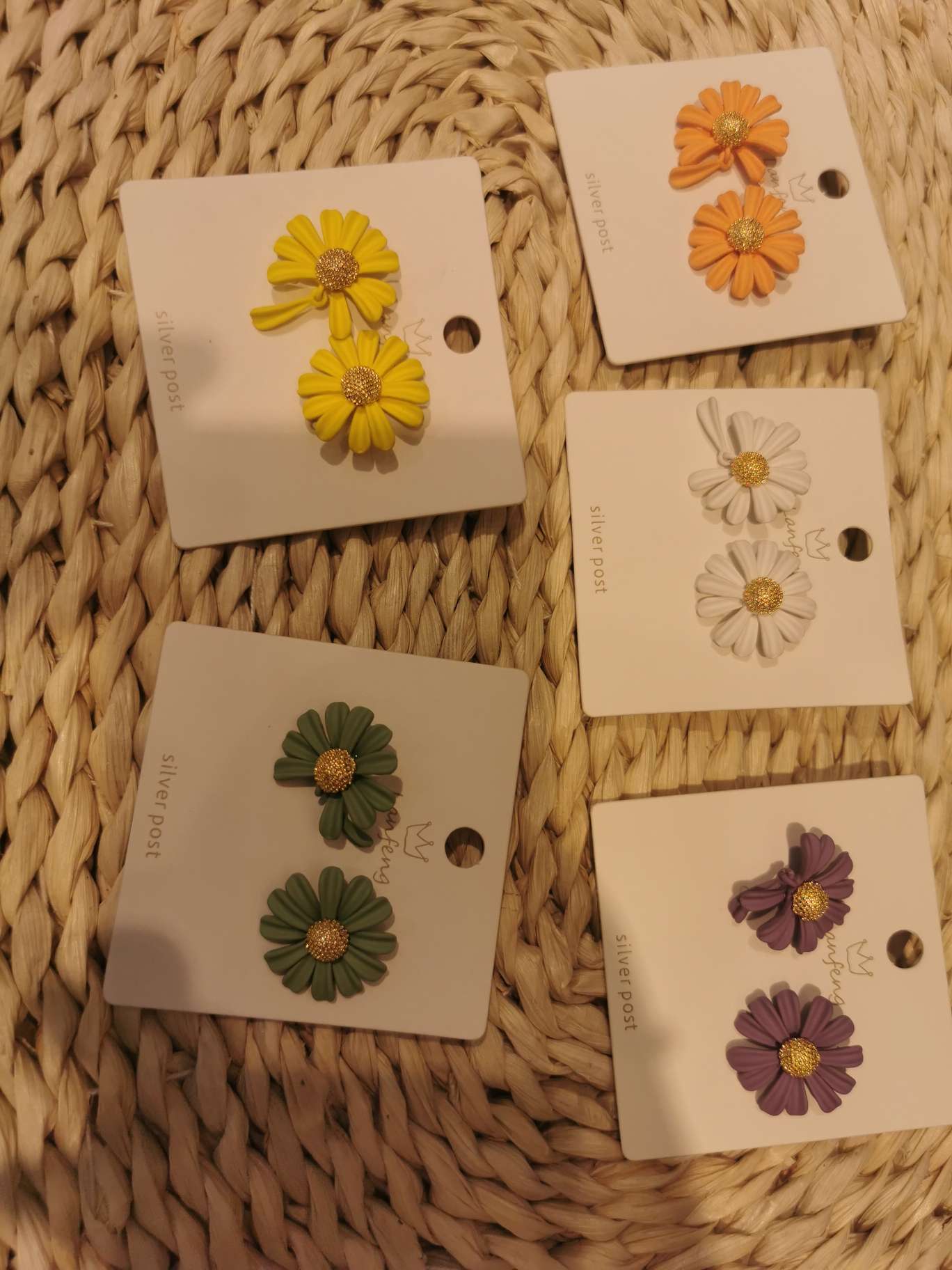 Korean version of small fresh Daisy stud earrings thumbnail