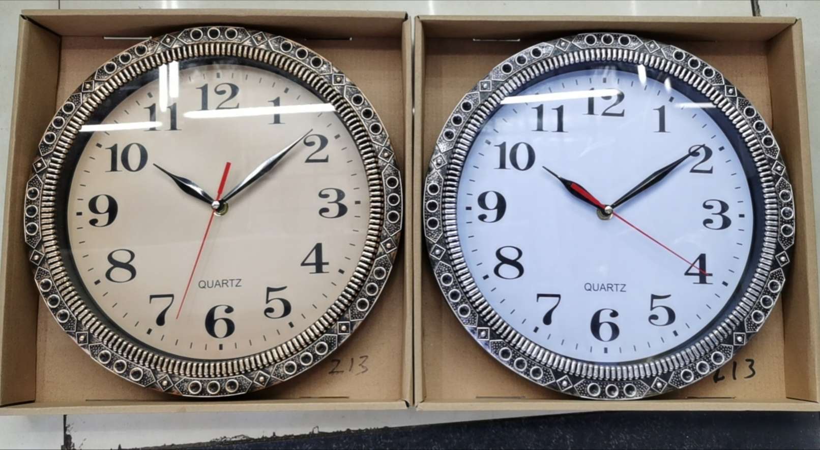 Simple and antique-style wall clock craftsmanship
