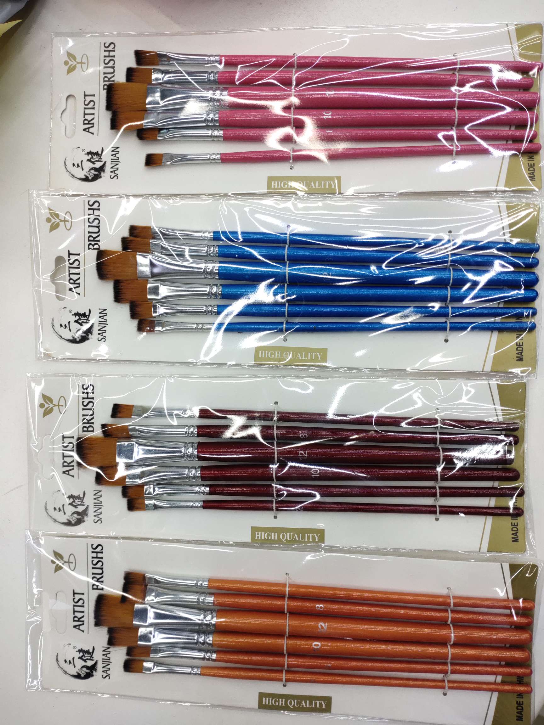 6 high-quality double-numbered nylon brushes (red, blue, pink and yellow)