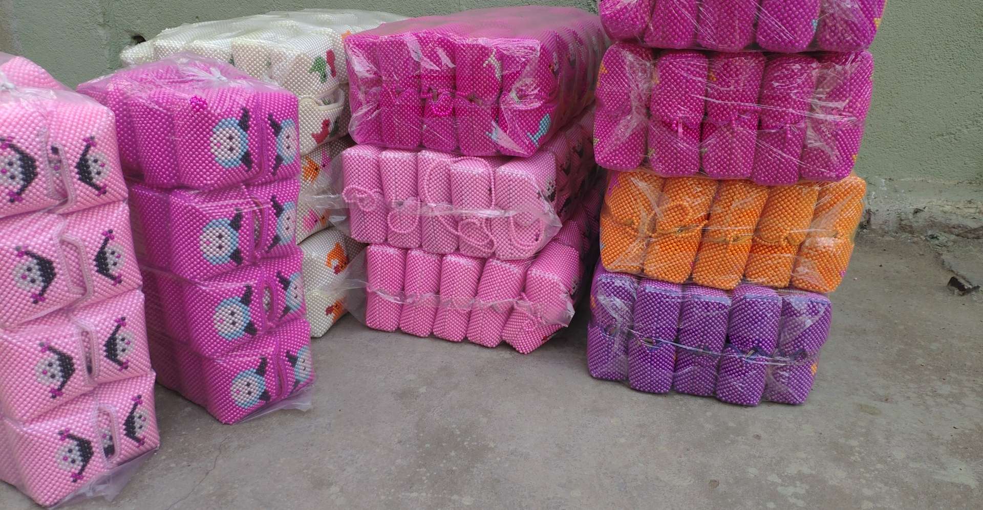 珍珠元宝手工长带挎包产品图