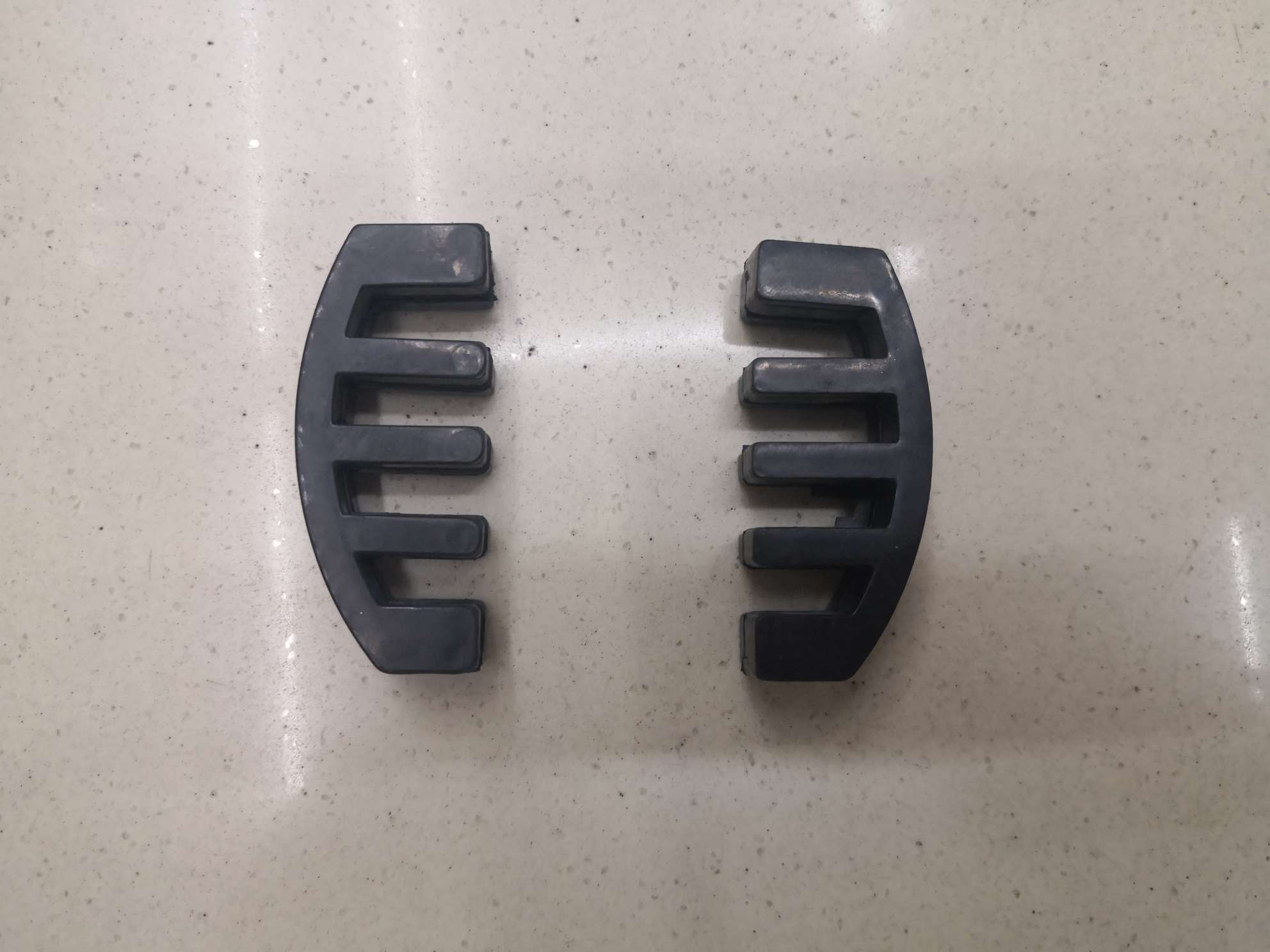 提琴弱音器白底实物图