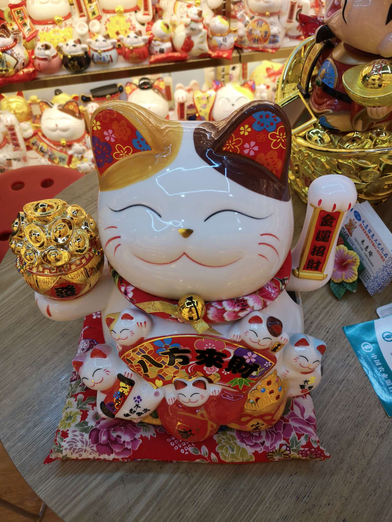 Maneki Neko decorative pie