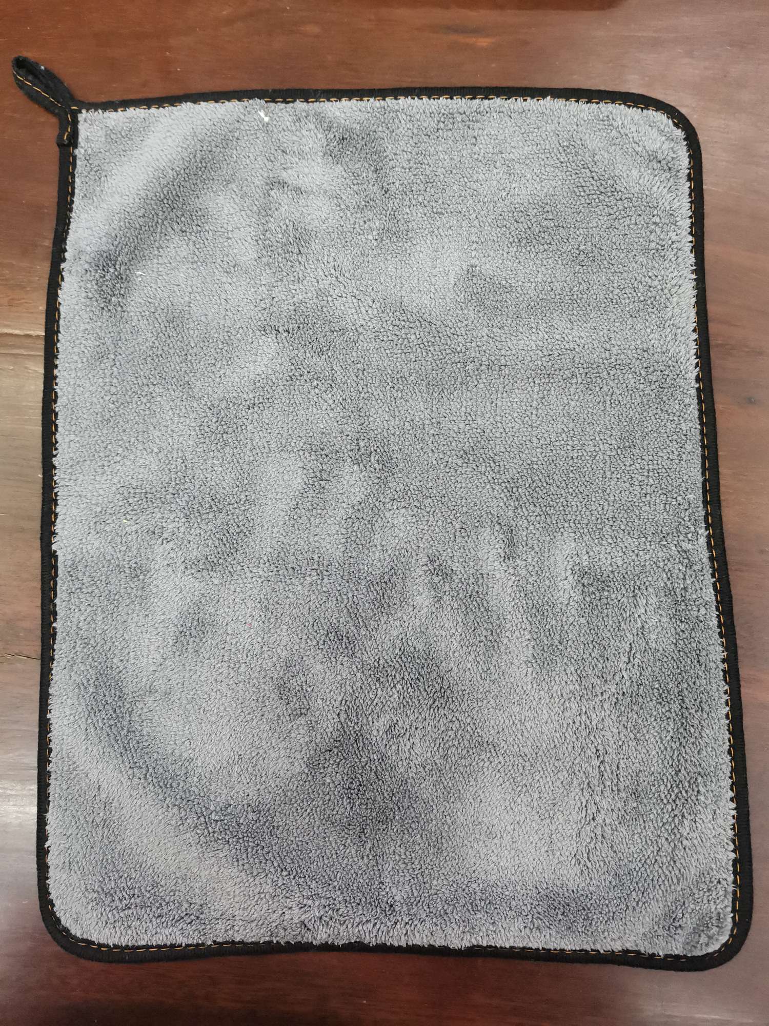 Car towel, car cleaning cloth, water-absorbing and non-shedding, special water-absorbing cleaning cloth for car glass, household edge wrapping 30x30 Application Scenario
