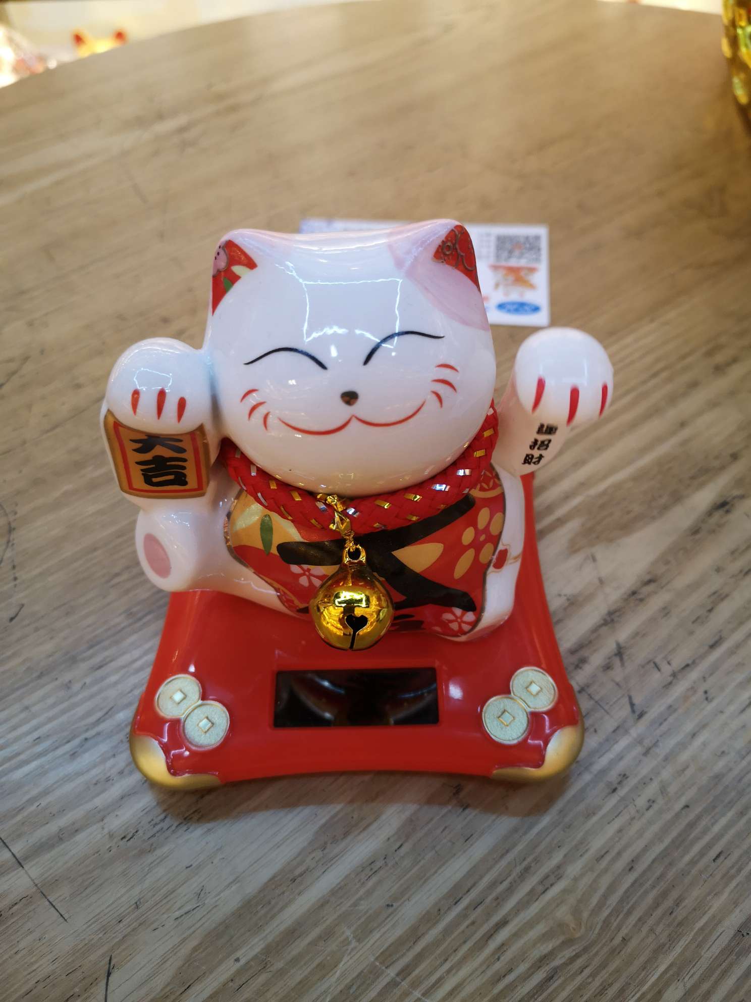 Solar-powered Maneki Neko decorative item 10 centimeters long
