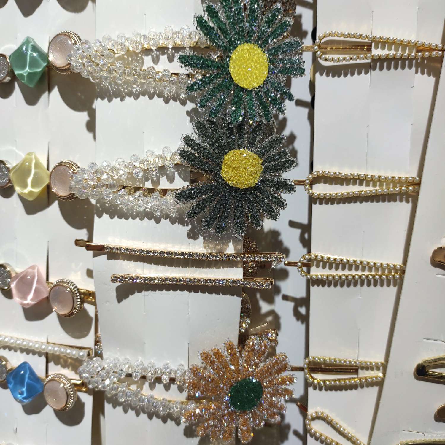 The new internet-famous style of fresh little Daisy hair clip, crystal BB clip, sugar Korean-style frost-special effect Daisy edge clip, forest style details Picture