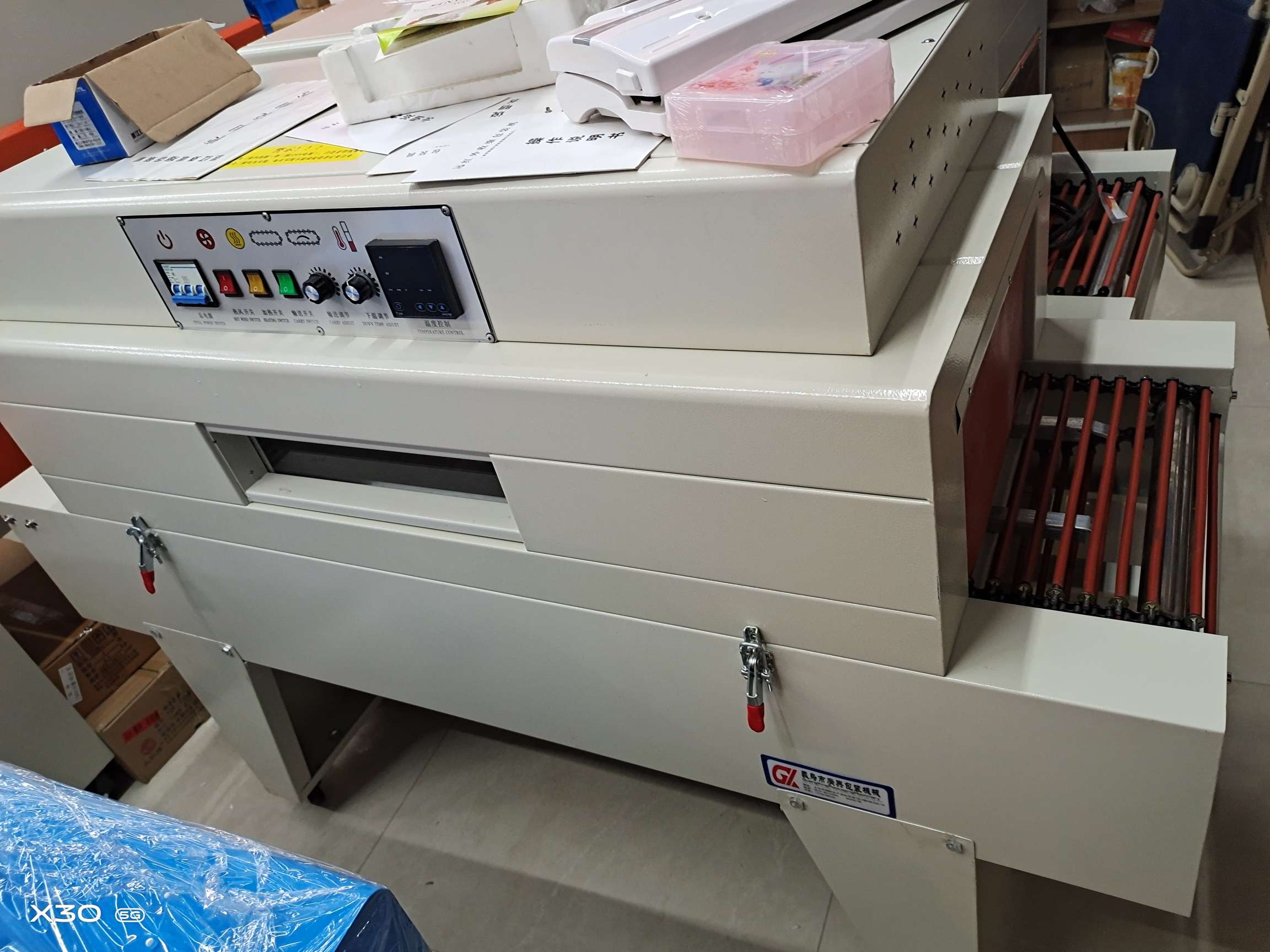 The BSP4525 heat shrink packaging machine from Guangxing Packaging Machinery is of high quality, low price and operates with integrity Item Picture