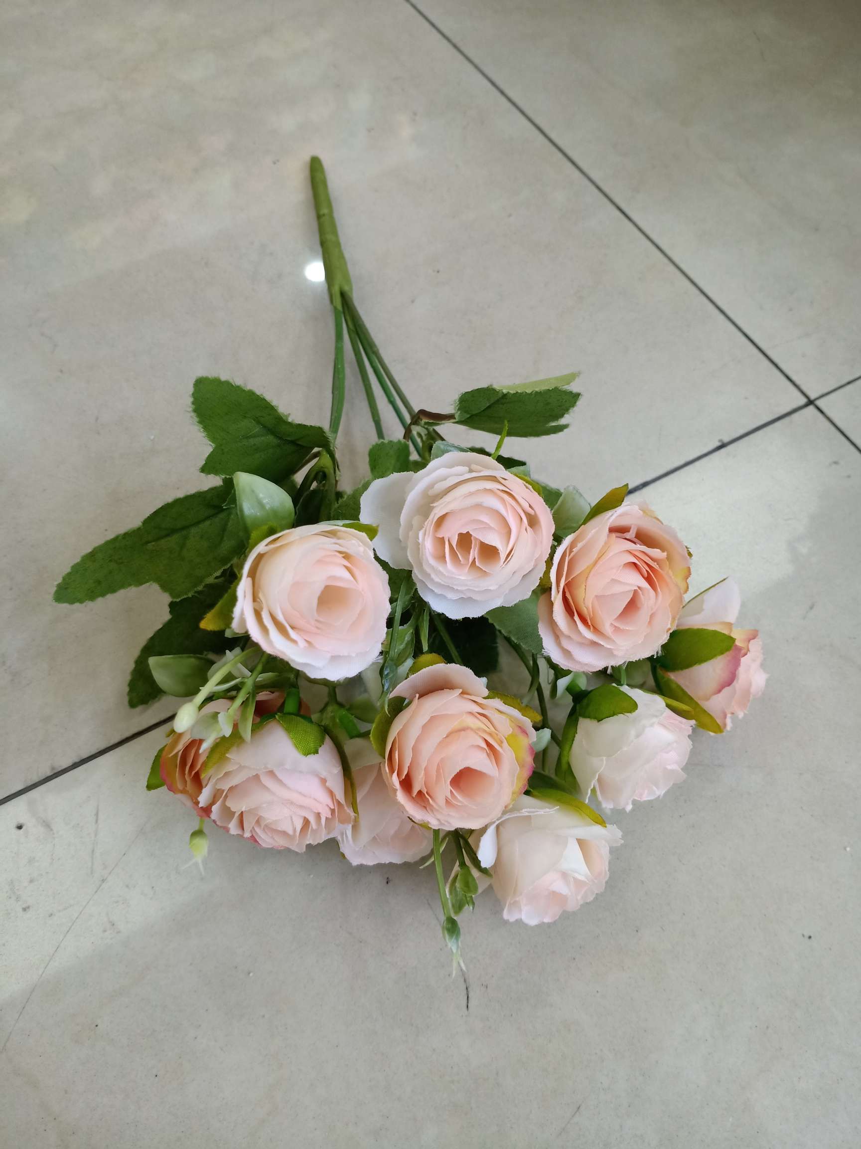 Lili artificial Flower 5-prong 10-head pastoral auspicious bud wall cabinet decoration, wedding decoration Application Scenario