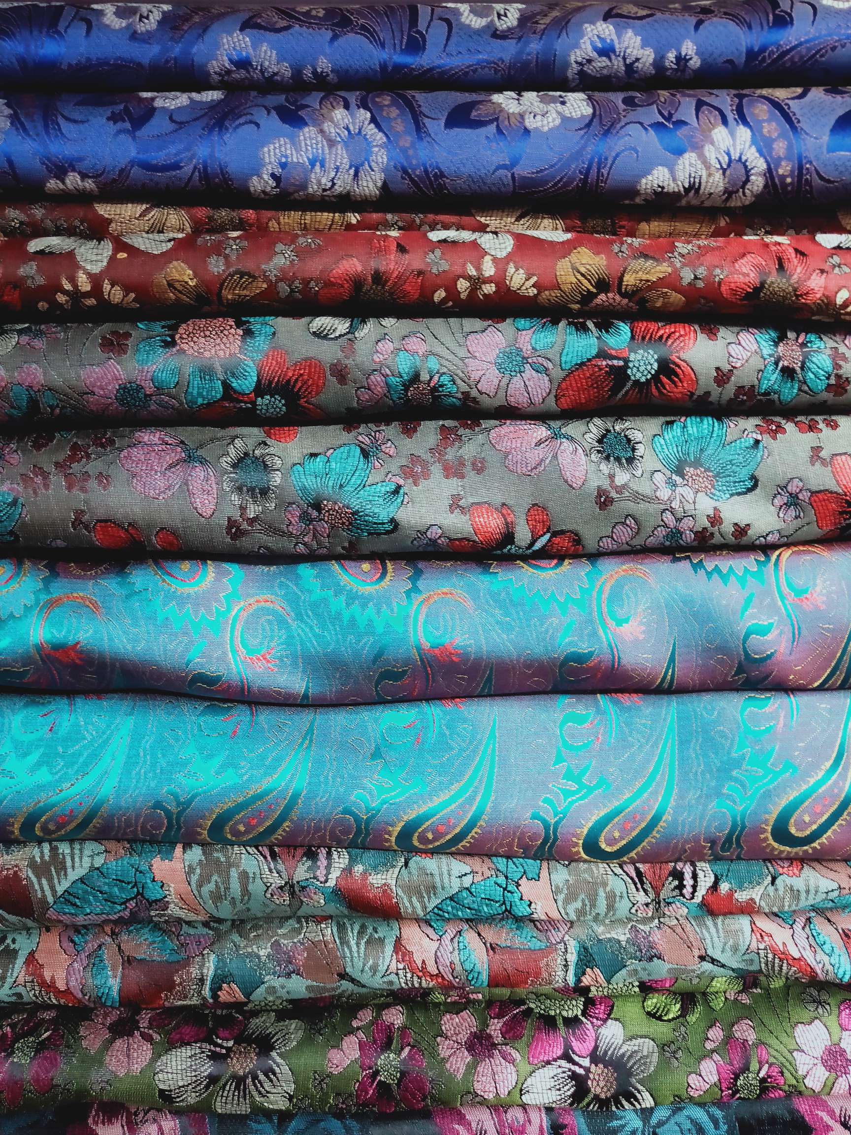 Silk satin fabric is used to make cushions, handicrafts, gift packaging fabric details Picture