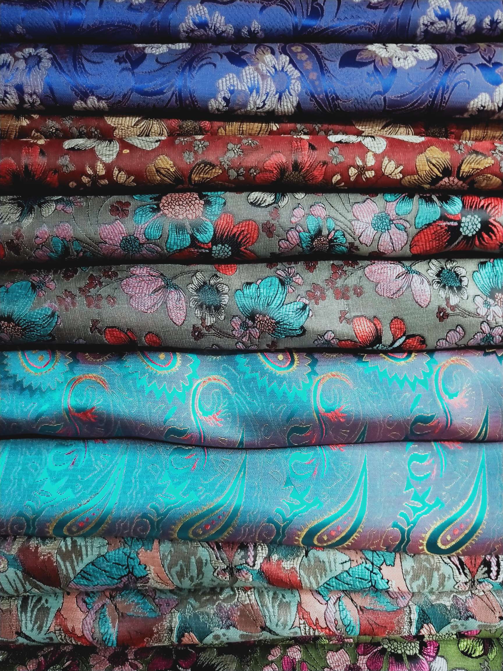 Silk satin fabric is used to make cushions, handicrafts, gift packaging fabric