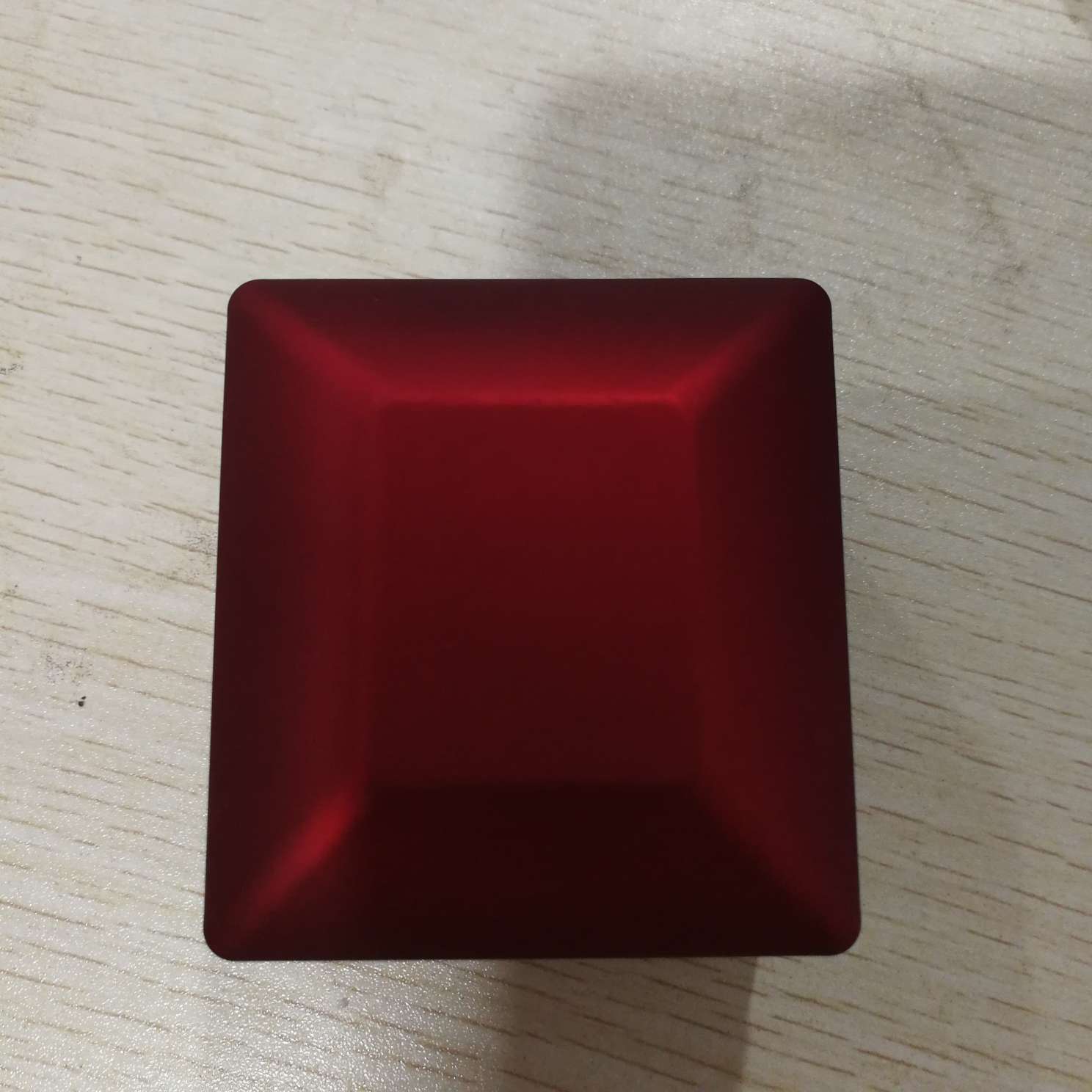 红色光面首饰盒细节图