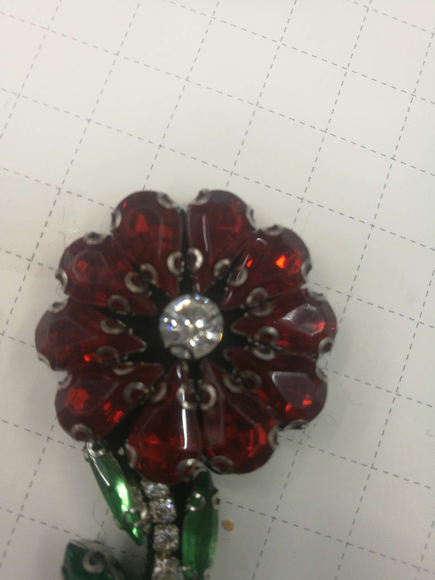 手缝压克力耳朵爪钻饰品花细节图