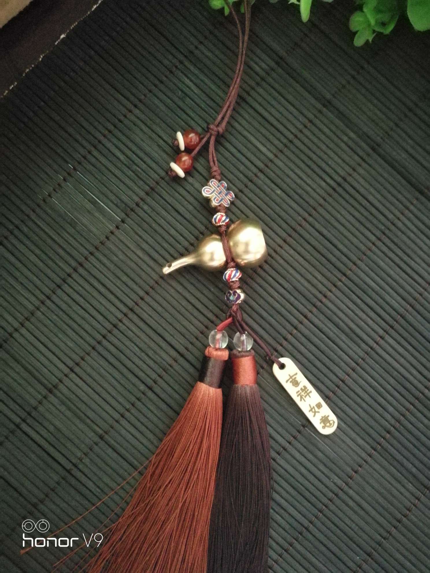 The copper gourd goes in and out safely on the vehicle. Item Picture