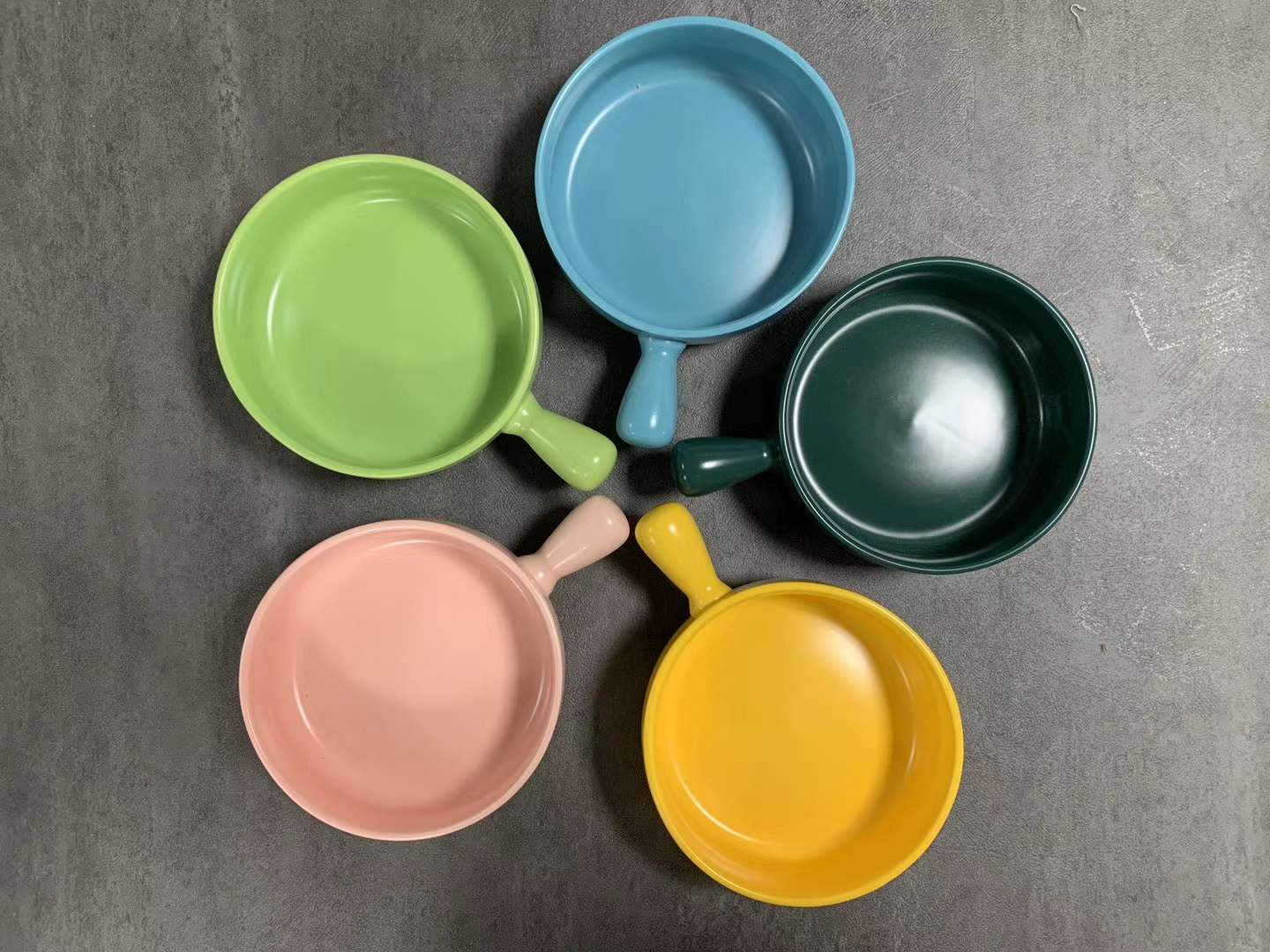 陶瓷小烤盘，颜色多种，客户按自己喜欢选。