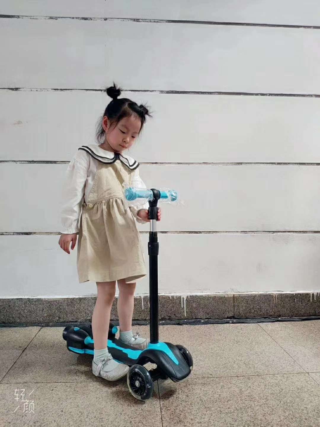 Children's spray scooter