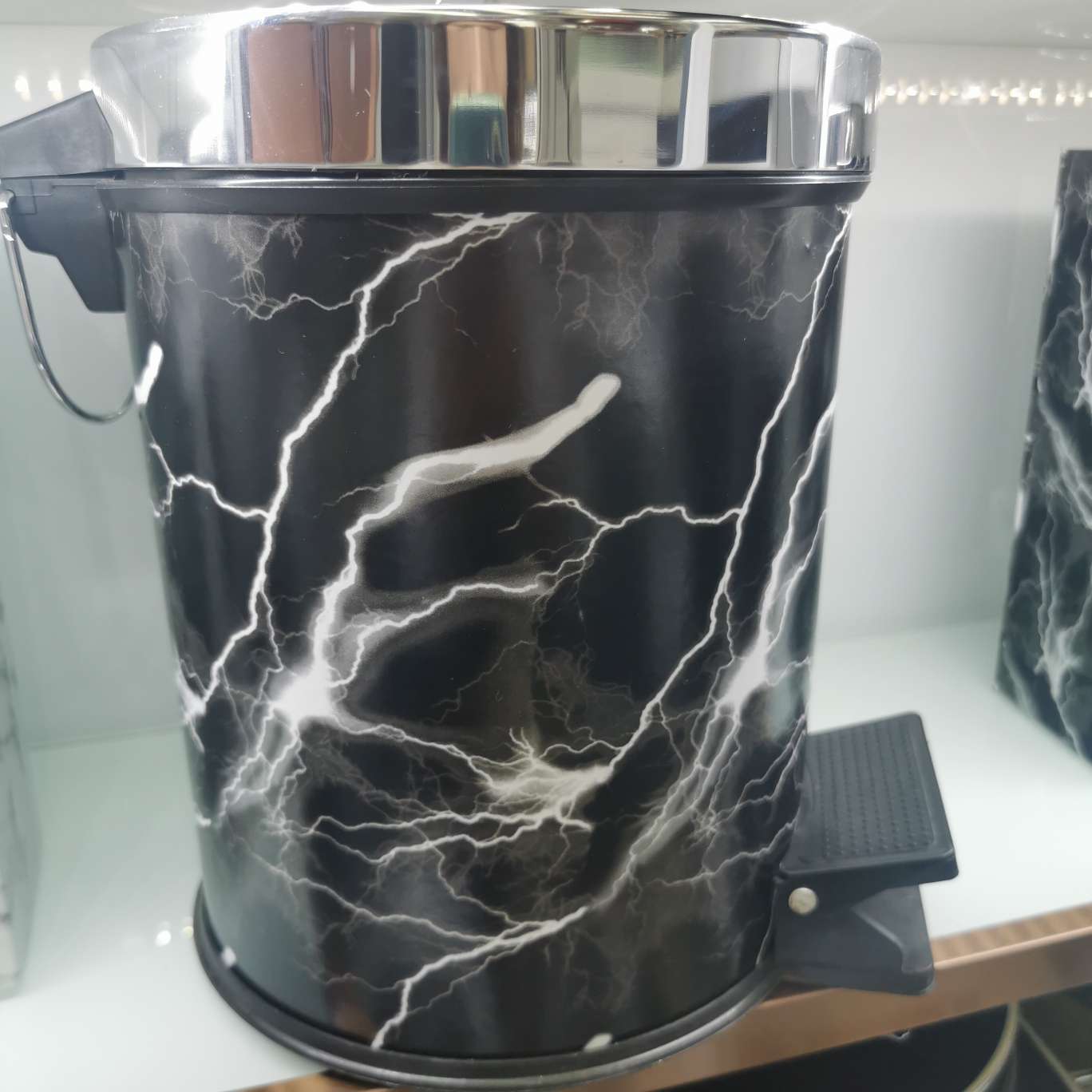 Treadle Trash Can Treadle Household Kitchen And Bathroom Trash Can Commercial Room Trash Can Black Gold Marble Platinum Marble
8056# 5L, 8055# 8L Application Scenario