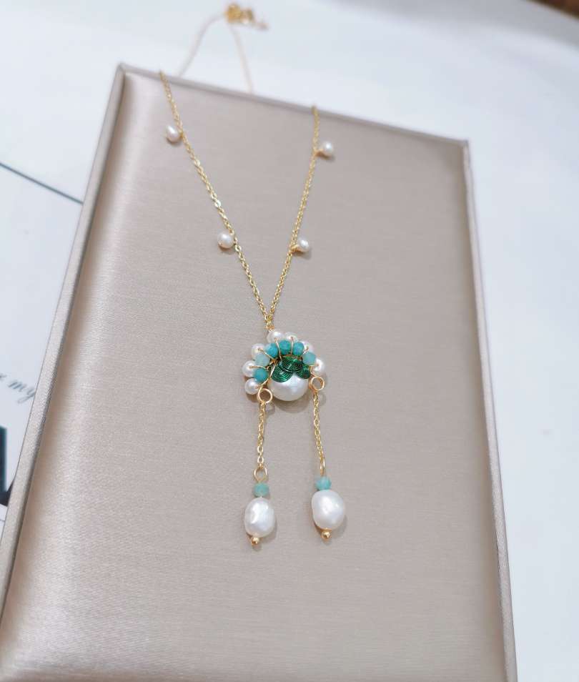 A hand-woven pendant necklace with natural freshwater pearls in the shape of a Chinese-style Peking Opera actress. It is a pure handmade necklace Item Picture