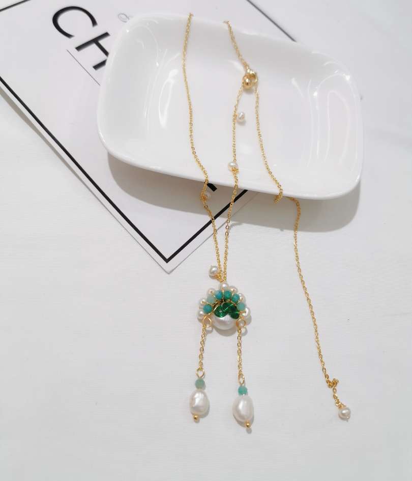 A hand-woven pendant necklace with natural freshwater pearls in the shape of a Chinese-style Peking Opera actress. It is a pure handmade necklace Specification image