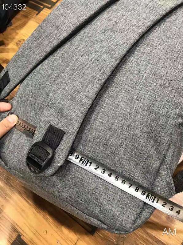 多功能电脑背包白底实物图