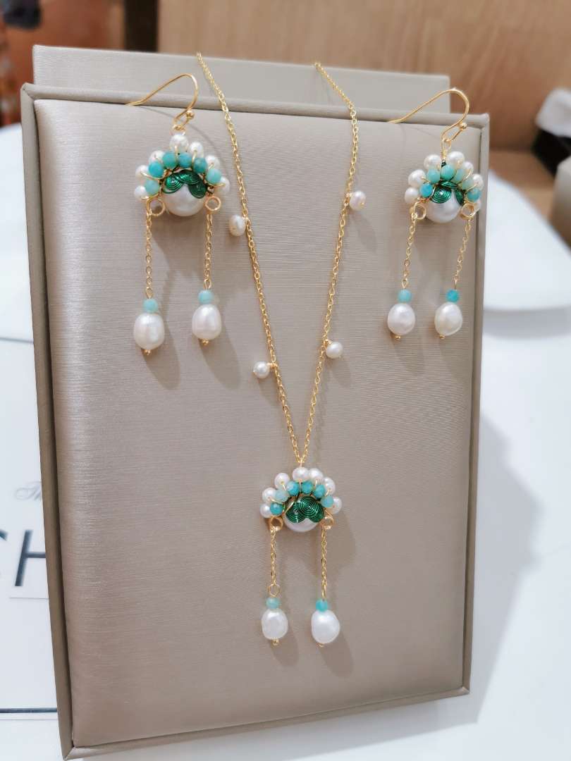 A hand-woven pendant necklace with natural freshwater pearls in the shape of a Chinese-style Peking Opera actress. It is a pure handmade necklace undefined