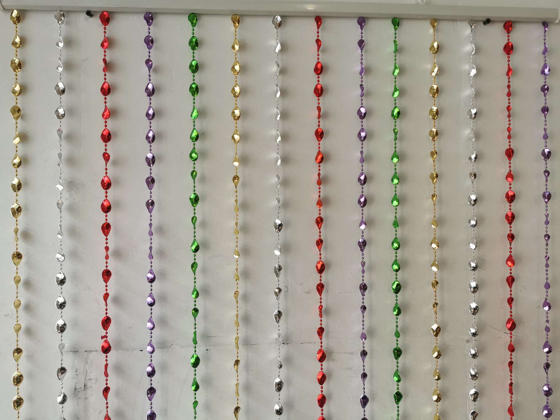Door curtain, connecting bead, plastic bead