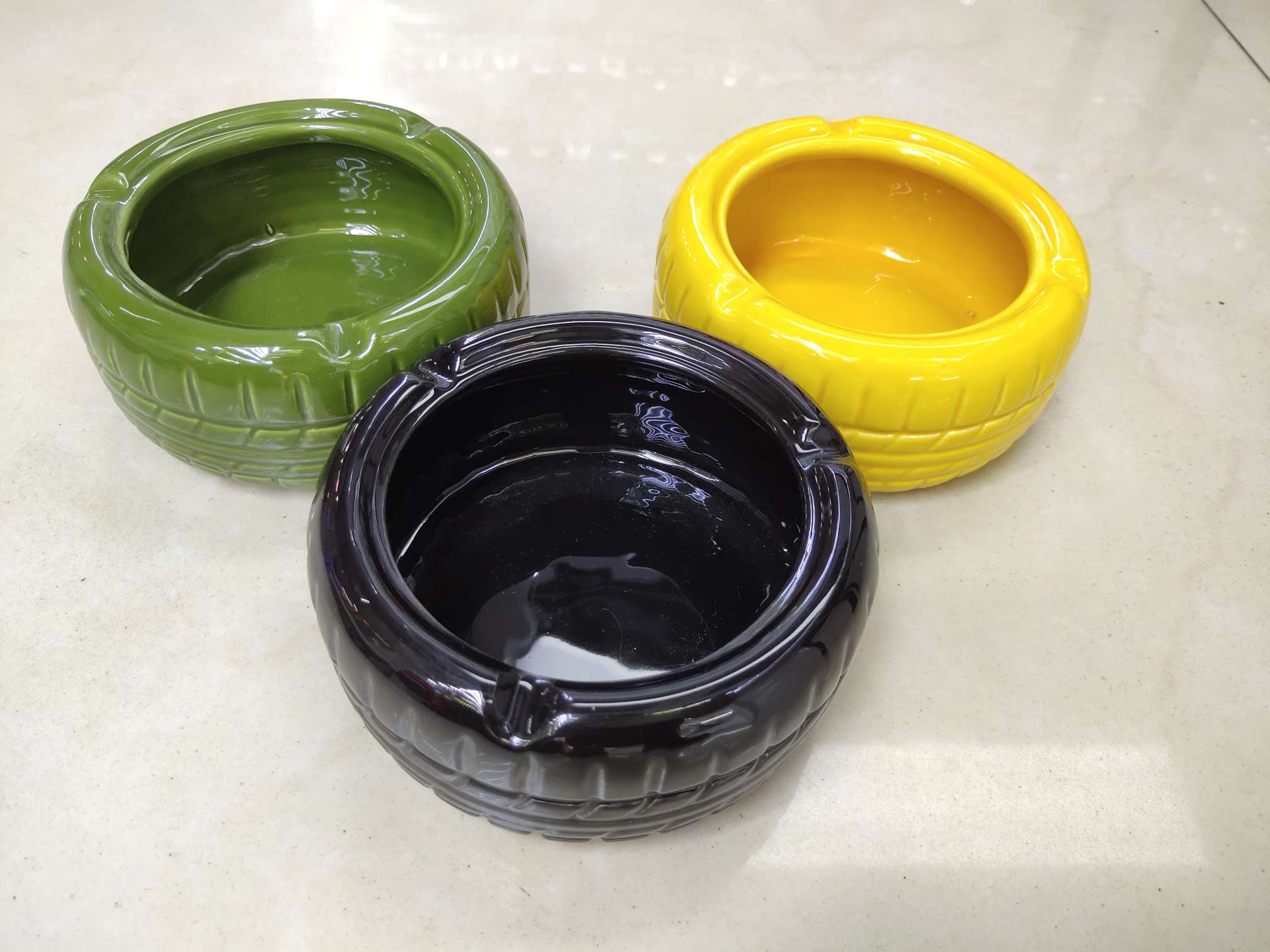 创意陶瓷烟灰缸细节图