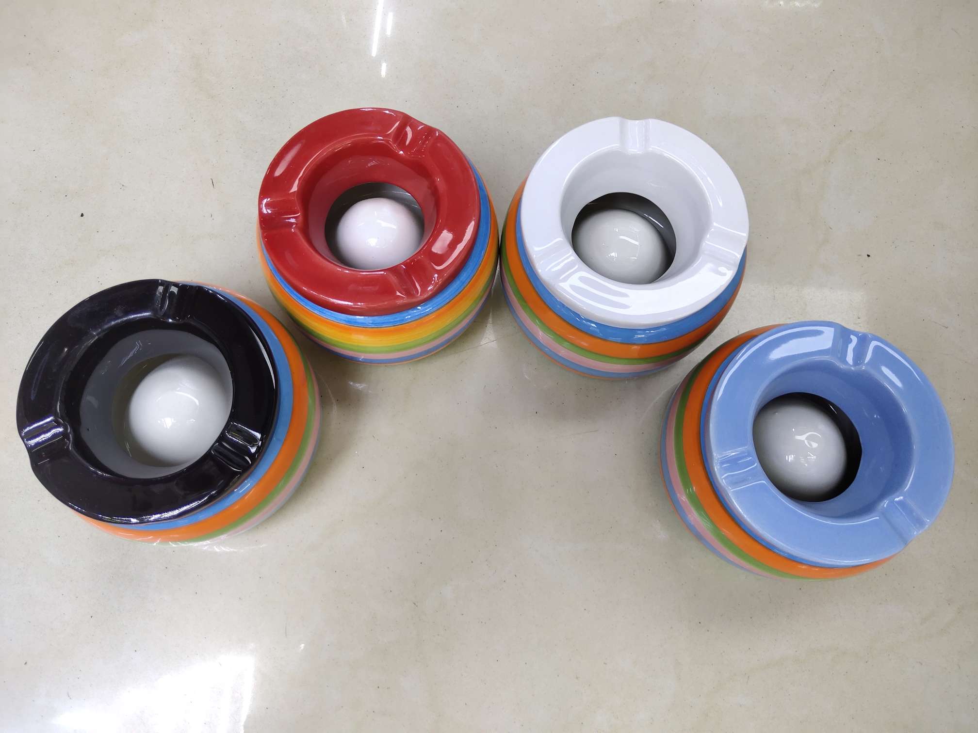 水瓶陶瓷烟灰缸细节图