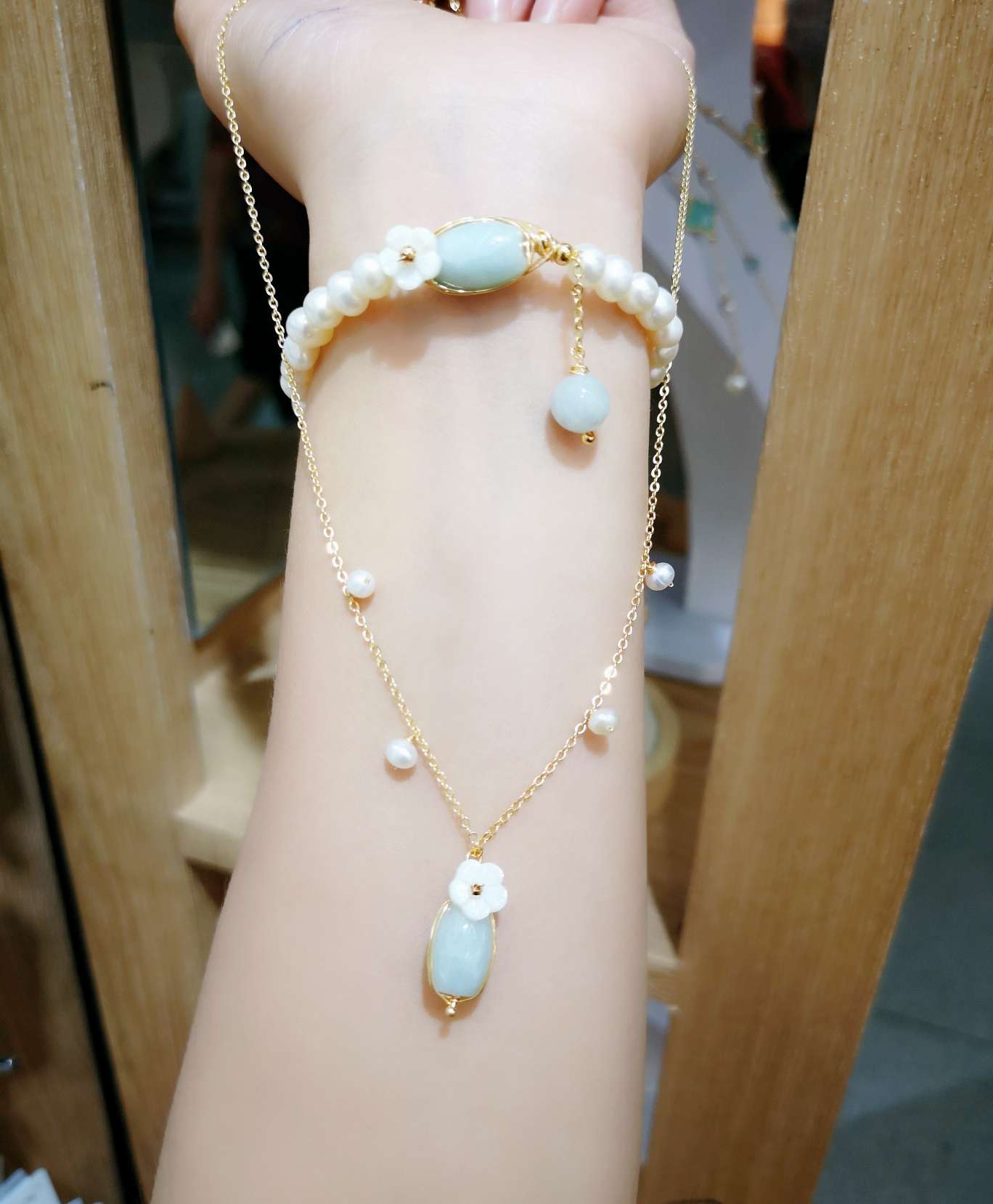 الاقراط الزمردية الطبيعية ذات اللآلئ الطبيعية Item Picture