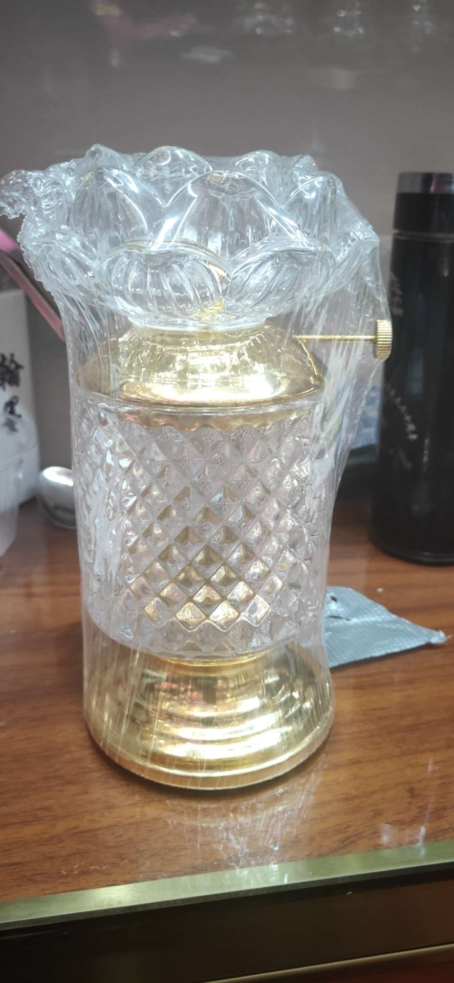 Oil lamps are natural gifts and excellent items to give to others, ensuring prosperity and good fortune