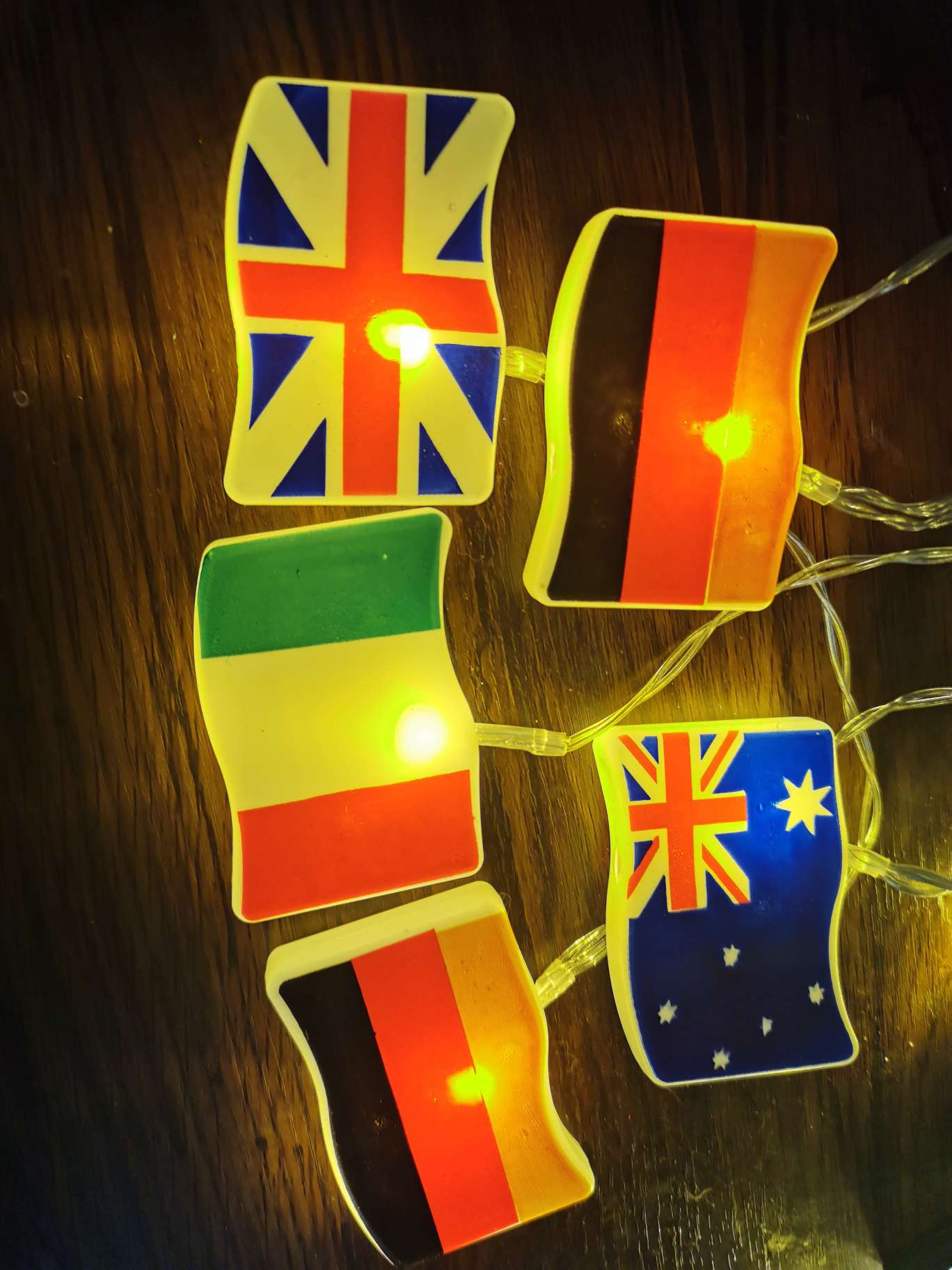 The warm light national flag Christmas lamp with a national flag pattern can be customized. It is a plug-in battery lamp