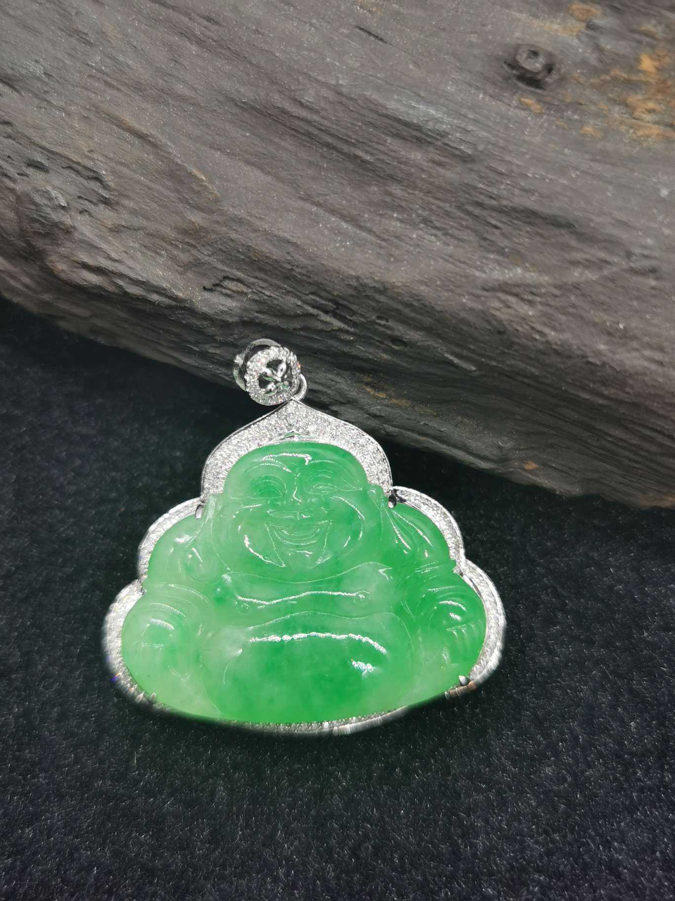 Natural emerald A Buddha Lord pendant 18k gold diamond inlaid 32*30*8 thumbnail