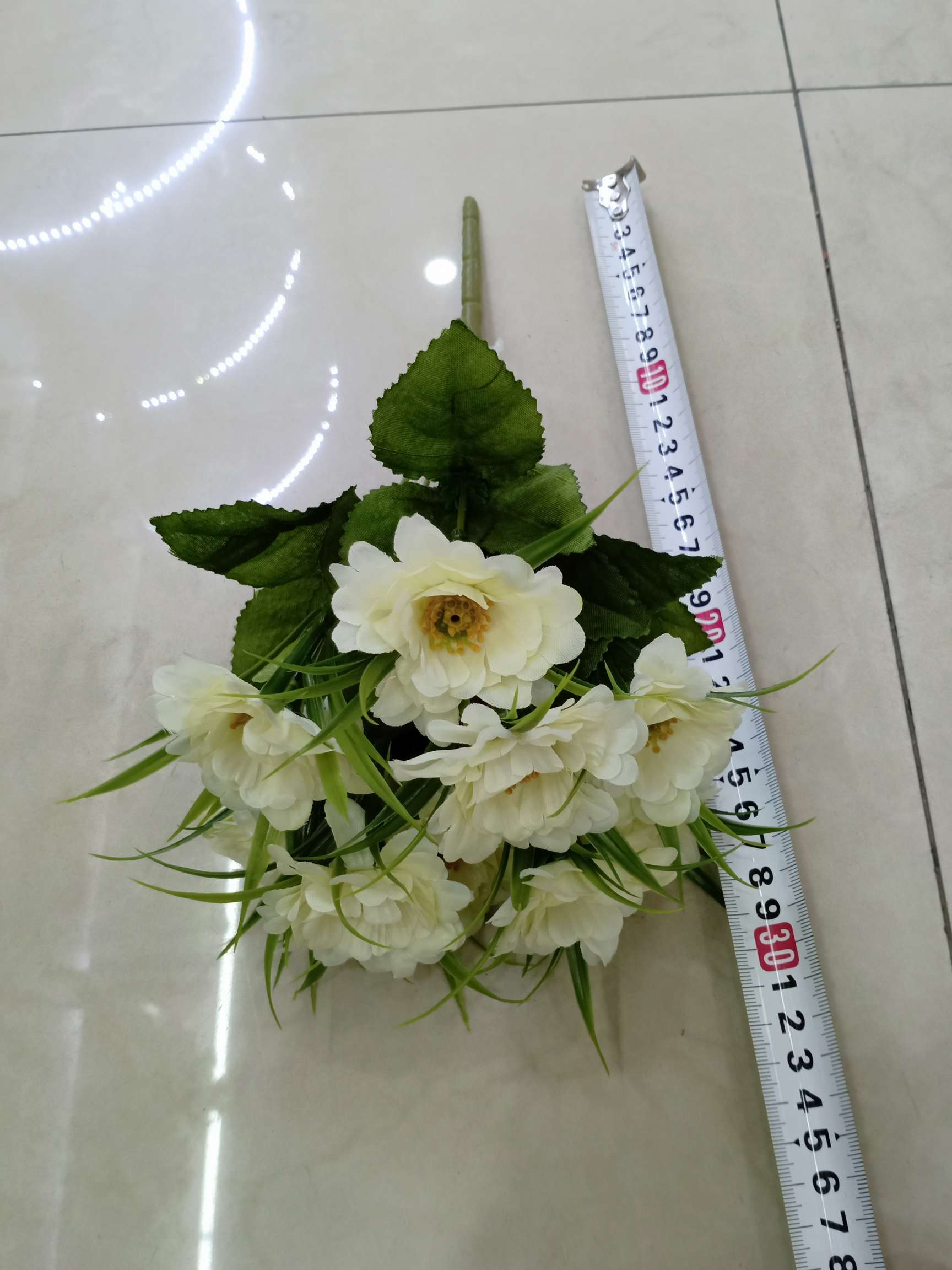 Living room artificial flowers, artificial flower tea, table ornaments, bedroom decorations, flower arrangements, home plastic artificial flower art decoration, 9-pronged chrysanthemum wholesale Item Picture
