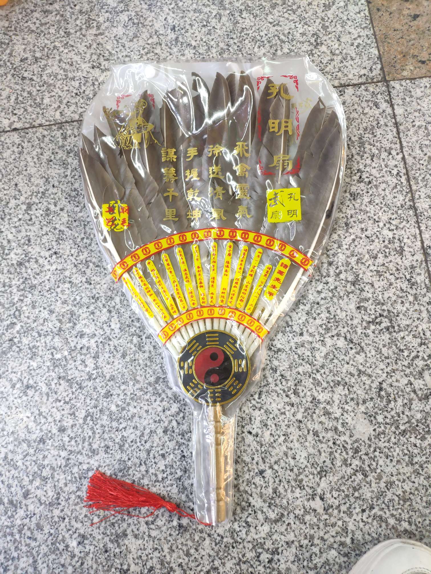 Factory direct sales of feather fans, Kongming fans, Bagua feather fans, and medium-sized Zhuge Liang fans Application Scenario