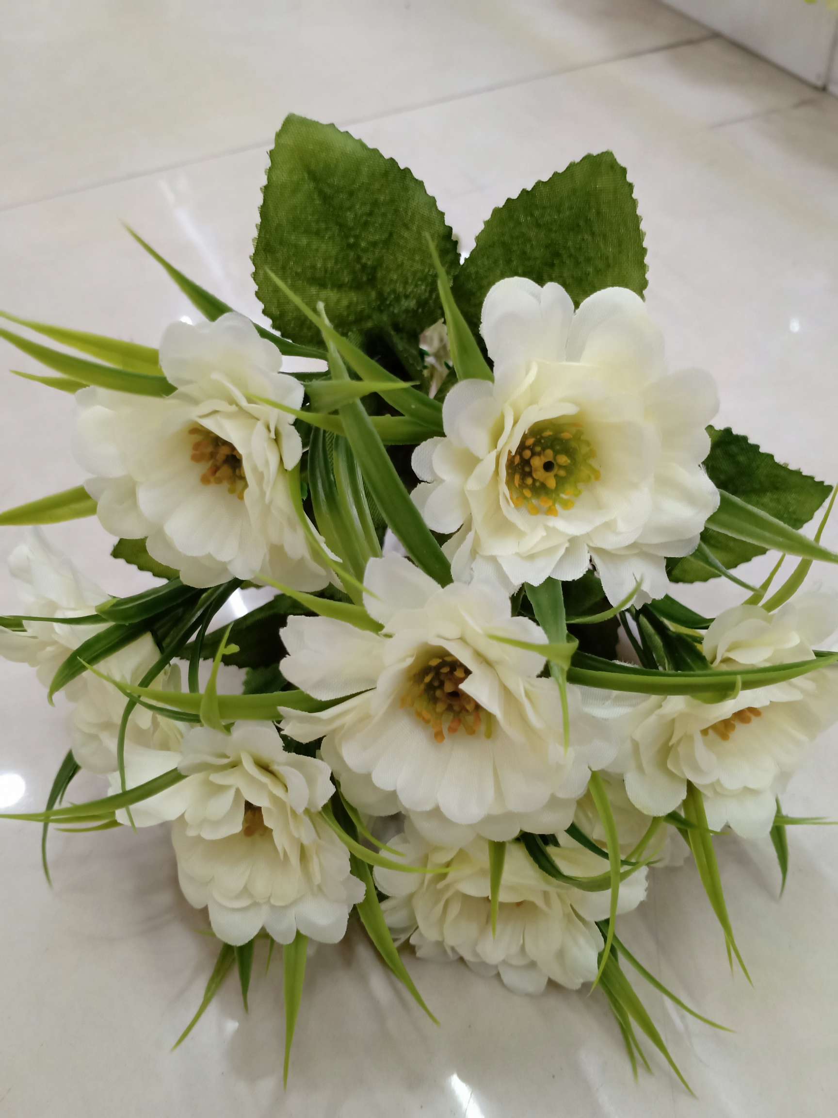 Living room artificial flowers, artificial flower tea, table ornaments, bedroom decorations, flower arrangements, home plastic artificial flower art decoration, 9-pronged chrysanthemum wholesale undefined