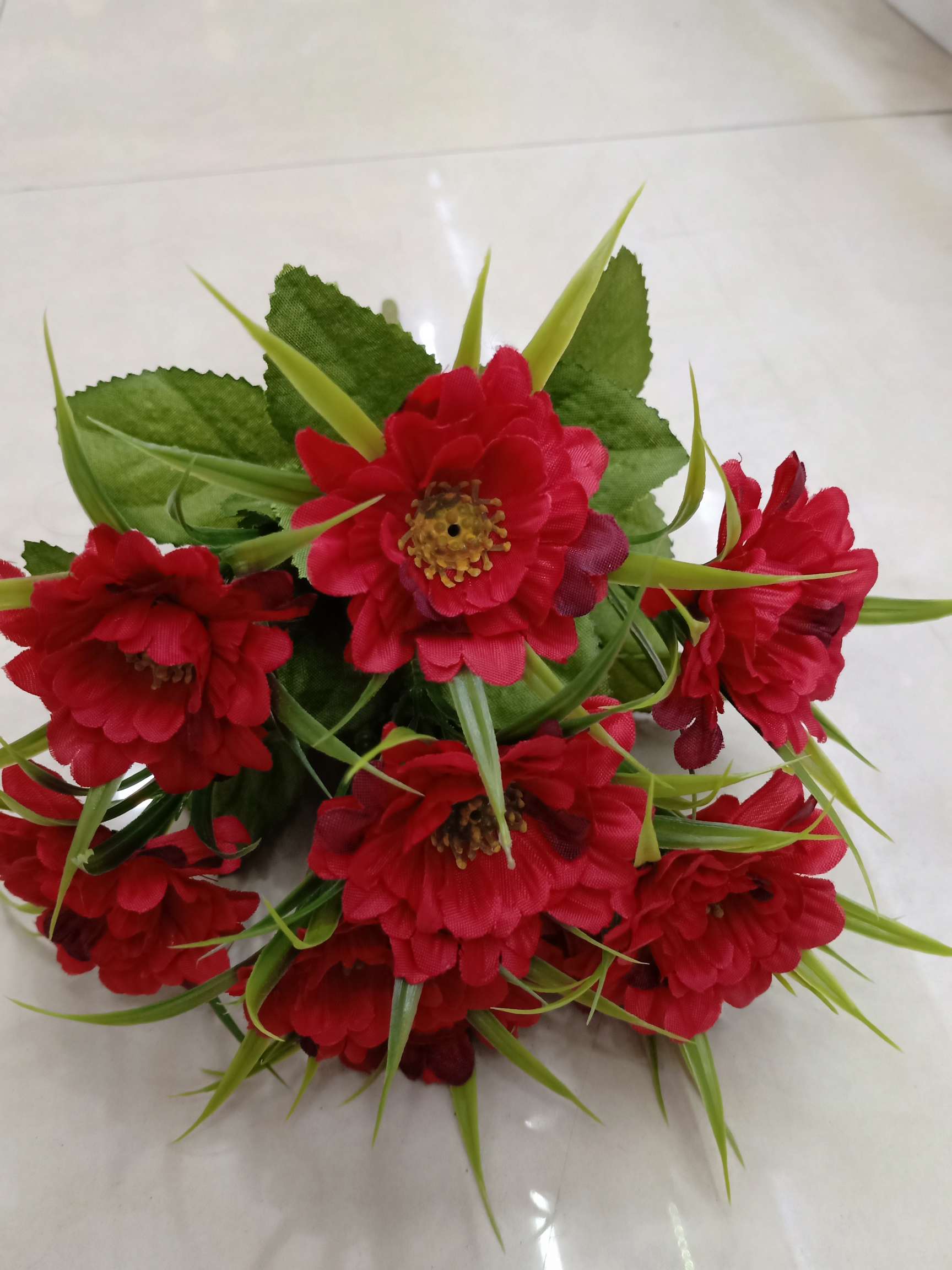 Living room artificial flowers, artificial flower tea, table ornaments, bedroom decorations, flower arrangements, home plastic artificial flower art decoration, 9-pronged chrysanthemum wholesale undefined
