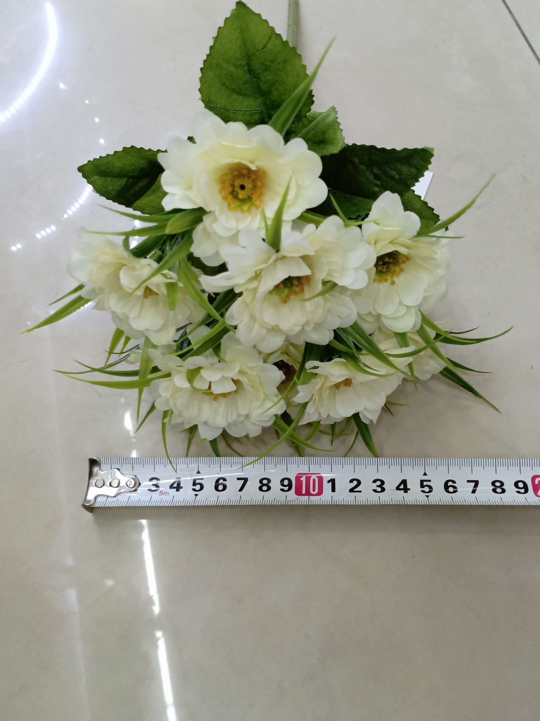 Living room artificial flowers, artificial flower tea, table ornaments, bedroom decorations, flower arrangements, home plastic artificial flower art decoration, 9-pronged chrysanthemum wholesale Application Scenario