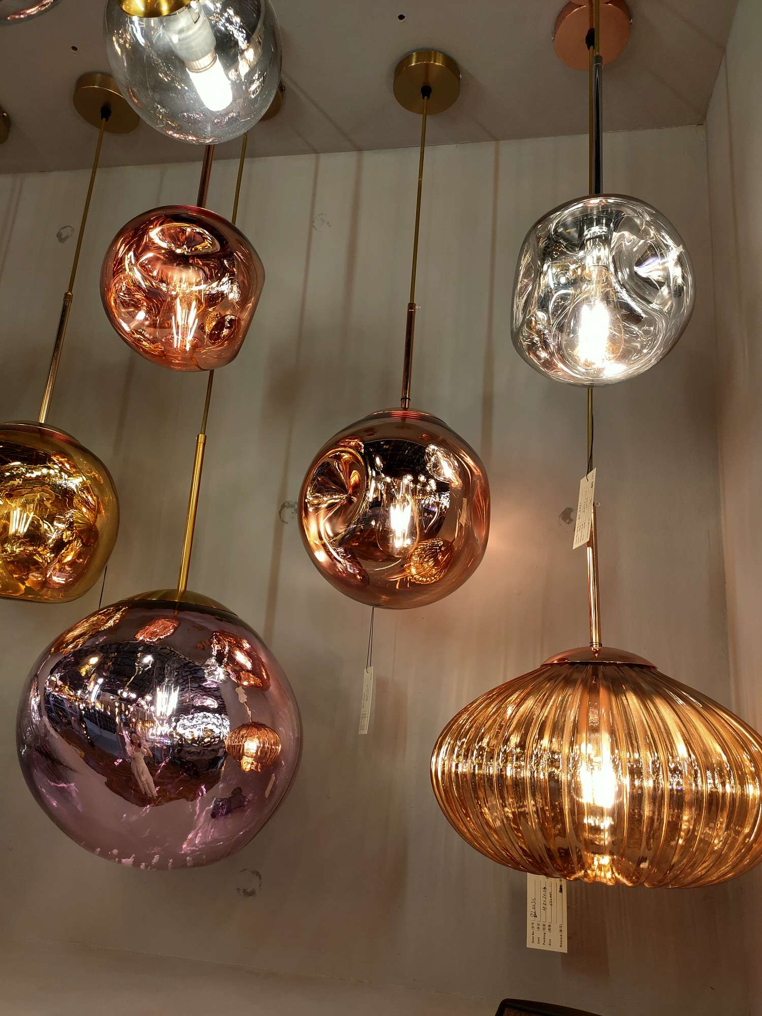 Decorative lighting fixtures, craft lighting fixtures, dining pendants, suitable for decorating stores, restaurants, bars, clothing stores! Application Scenario