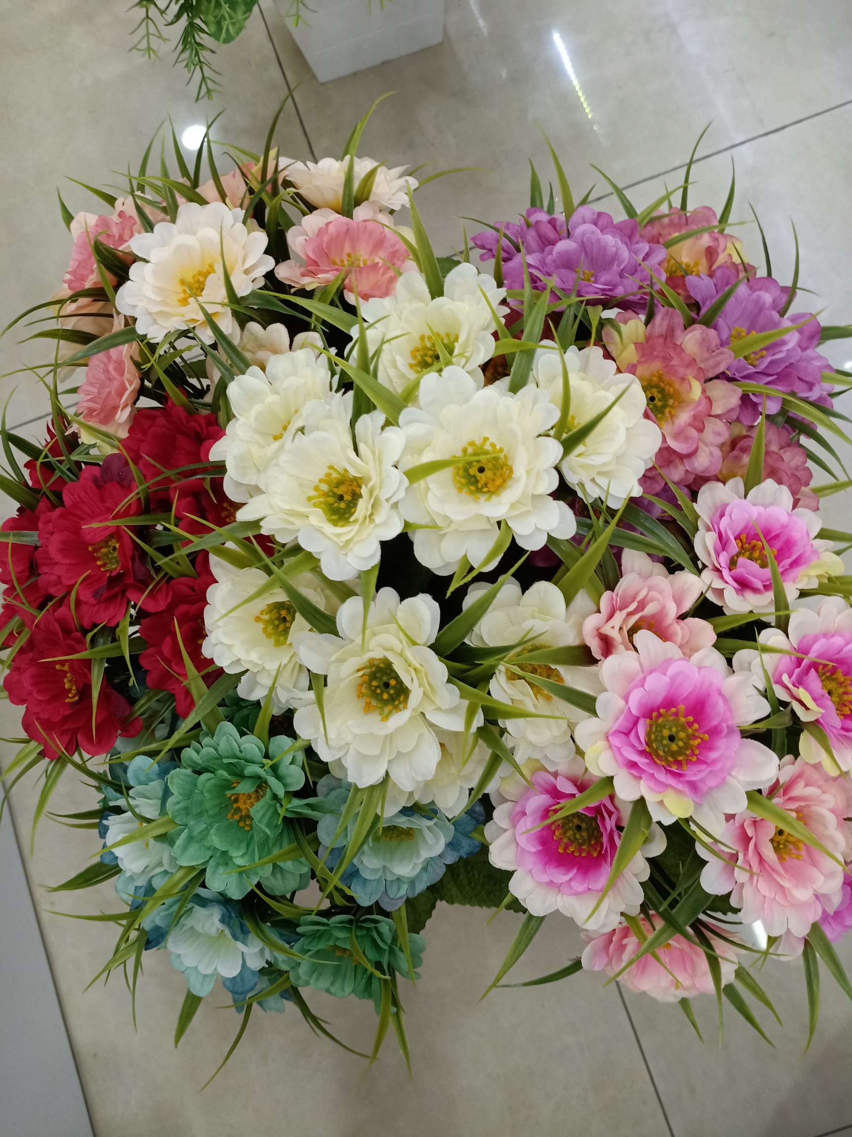 Living room artificial flowers, artificial flower tea, table ornaments, bedroom decorations, flower arrangements, home plastic artificial flower art decoration, 9-pronged chrysanthemum wholesale undefined