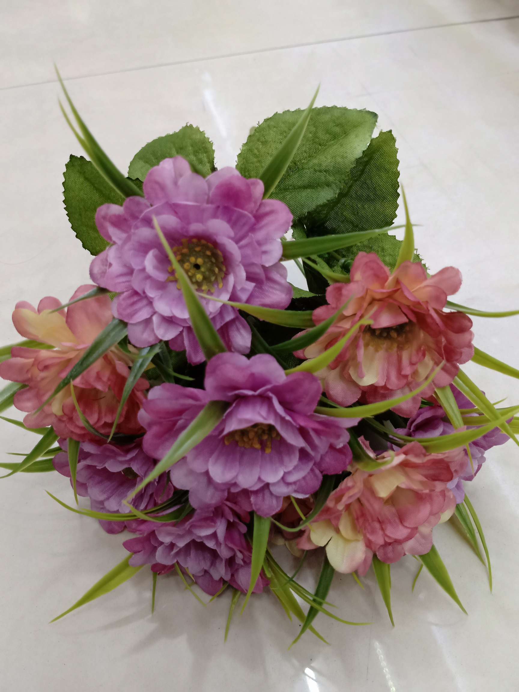 Living room artificial flowers, artificial flower tea, table ornaments, bedroom decorations, flower arrangements, home plastic artificial flower art decoration, 9-pronged chrysanthemum wholesale undefined