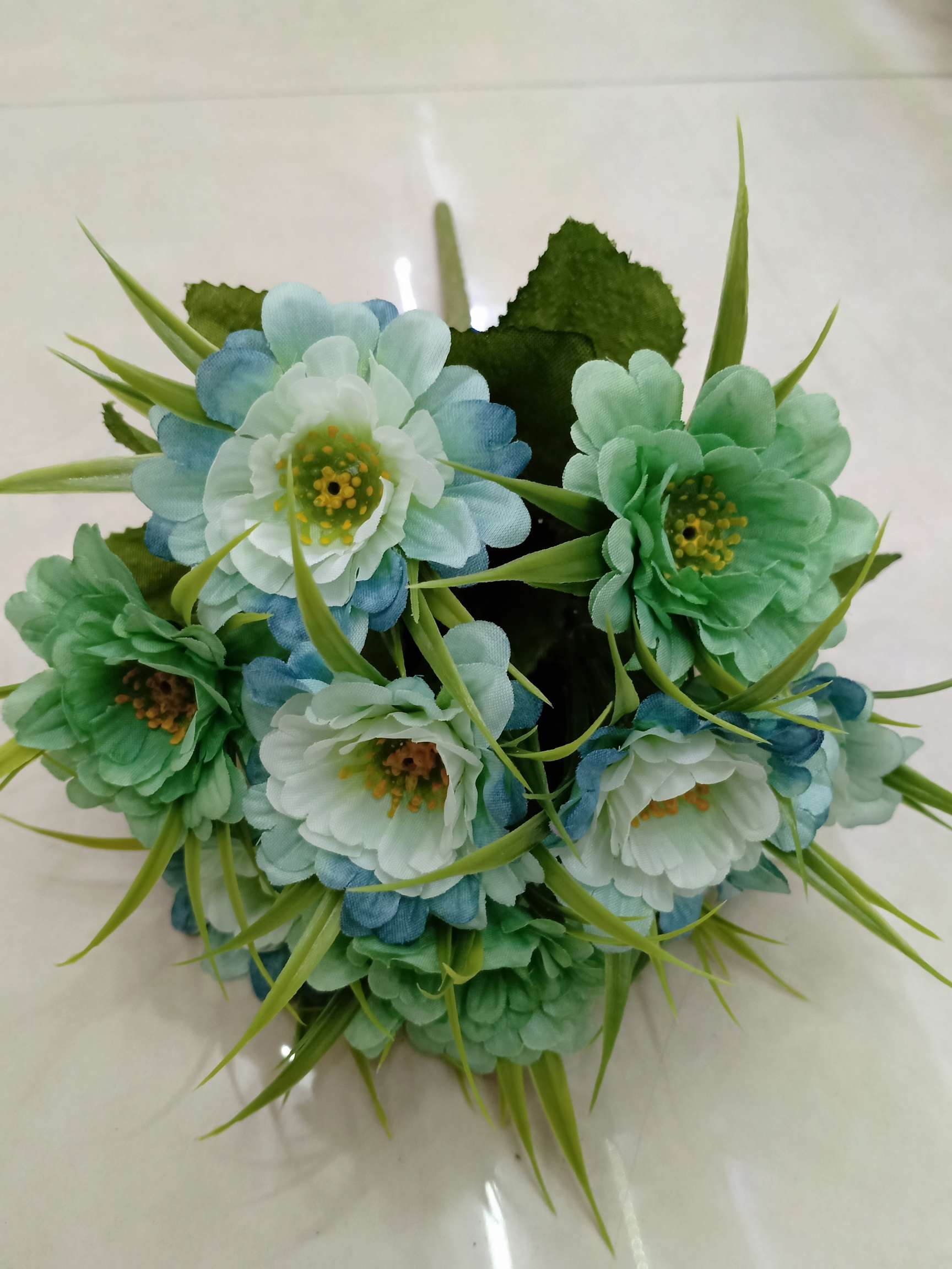 Living room artificial flowers, artificial flower tea, table ornaments, bedroom decorations, flower arrangements, home plastic artificial flower art decoration, 9-pronged chrysanthemum wholesale undefined