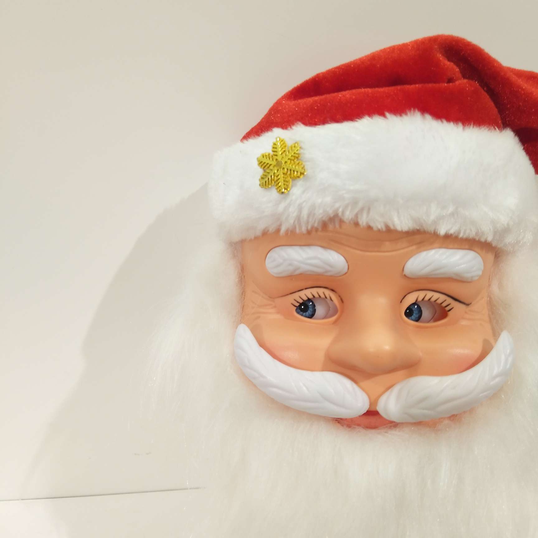 9123 happens to be the manufacturer of new genuine Santa Claus electric heads. There are many styles of Santa Claus, and various small electric sizes are complete. Wholesale Christmas gifts undefined