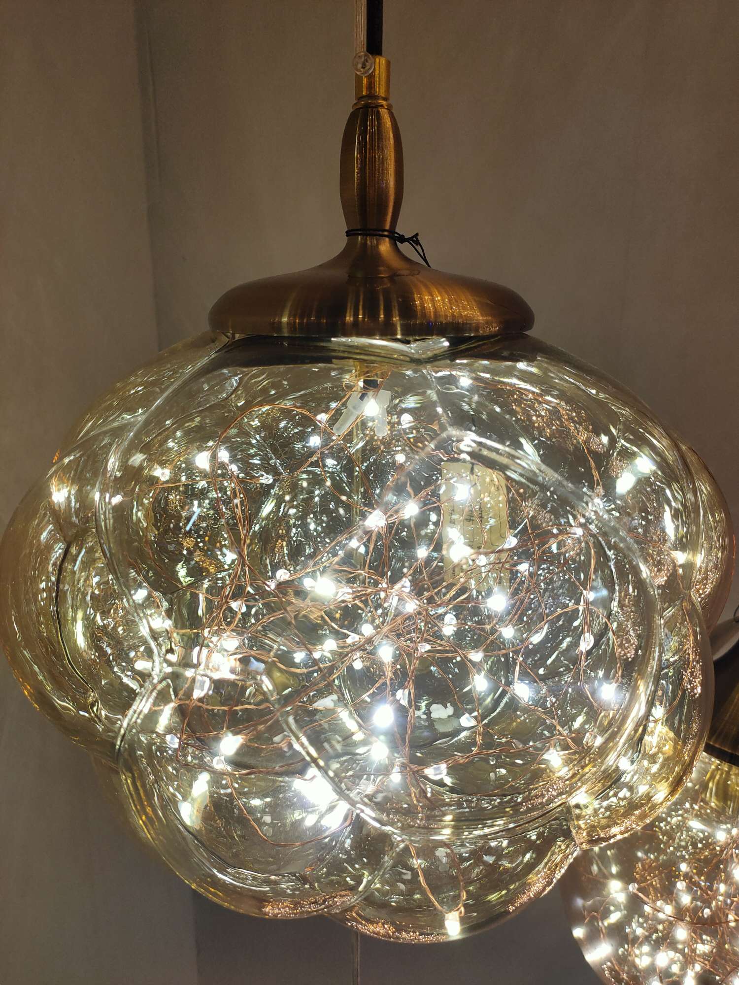 Decorative lighting fixtures, craft lighting fixtures, dining pendants, suitable for the decoration of stores, restaurants, bars, clothing stores, and various store decoration combinations! Application Scenario