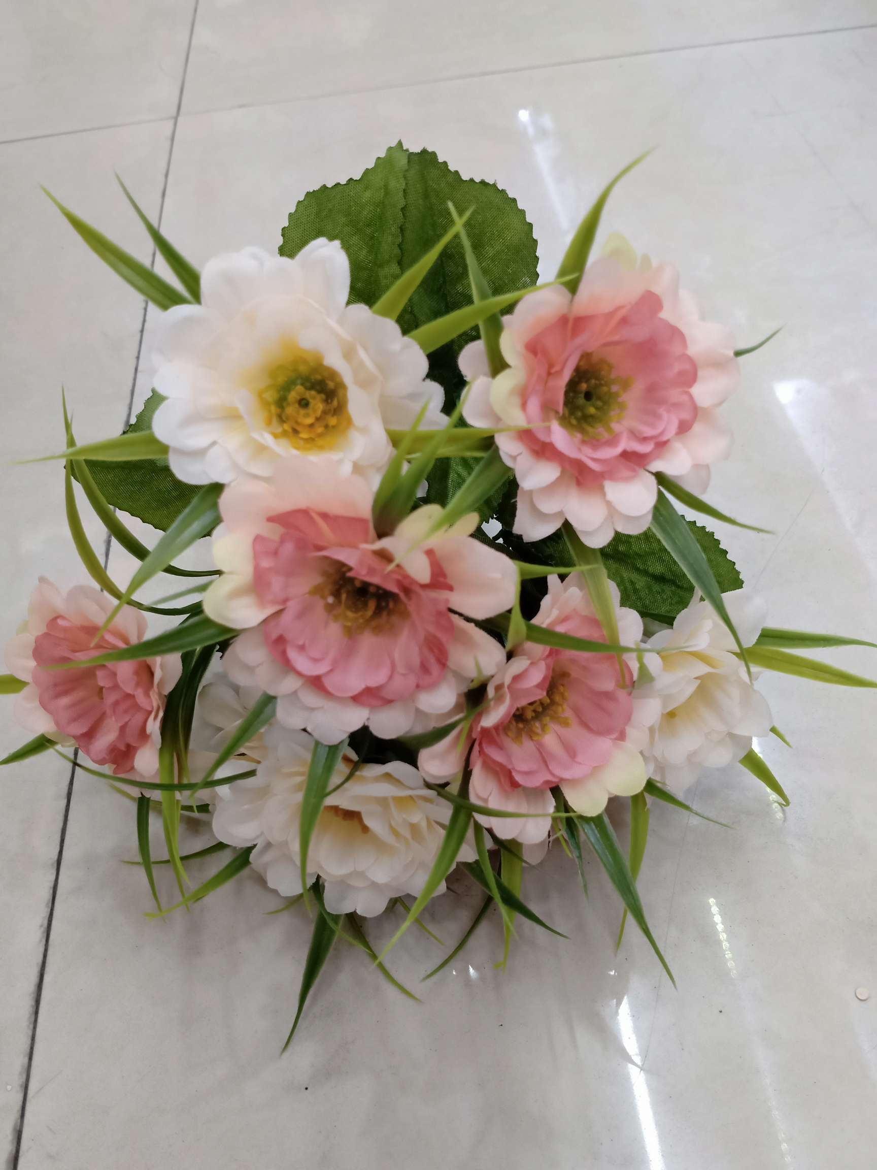 Living room artificial flowers, artificial flower tea, table ornaments, bedroom decorations, flower arrangements, home plastic artificial flower art decoration, 9-pronged chrysanthemum wholesale details Picture