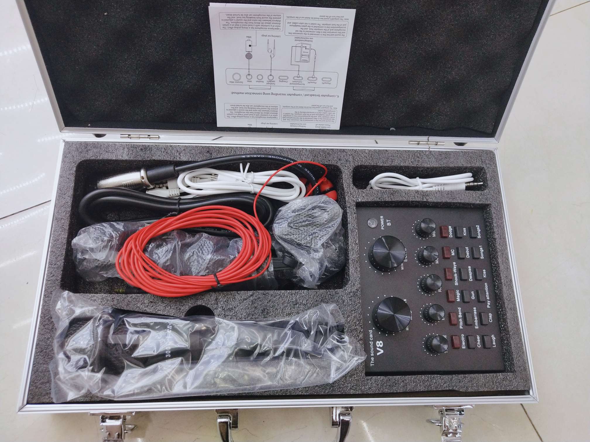 Chinese version English version V8 sound card Dual mobile phone sound card Mobile phone computer universal version live sound card
V8 sound card, 3-wire, headphones, microphone, microphone stand