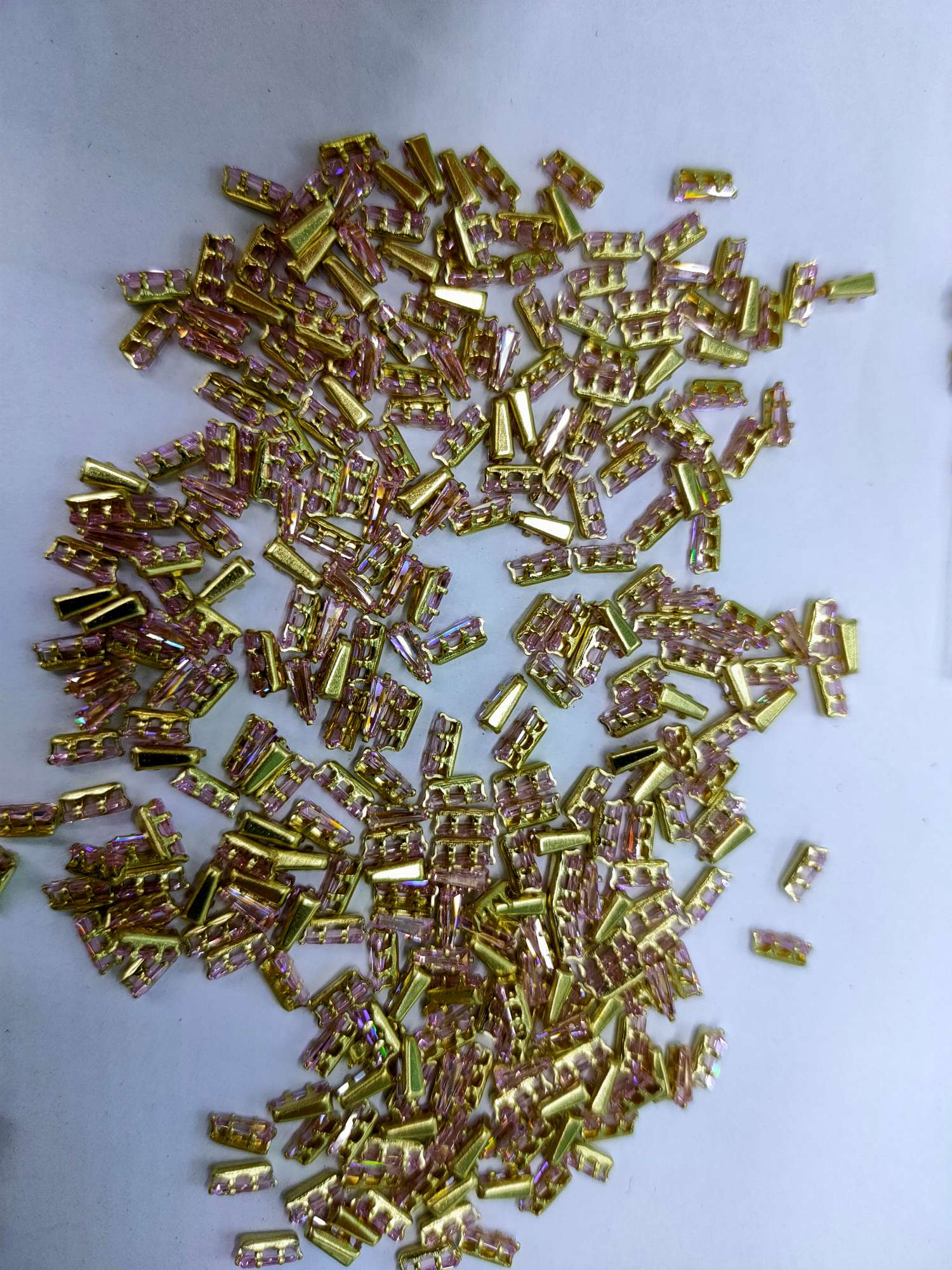 Zircon claw pink is the mainstream color of the accessories. The DIY of Xinyao jewelry accessories, a popular product on the Internet, is cute and charming