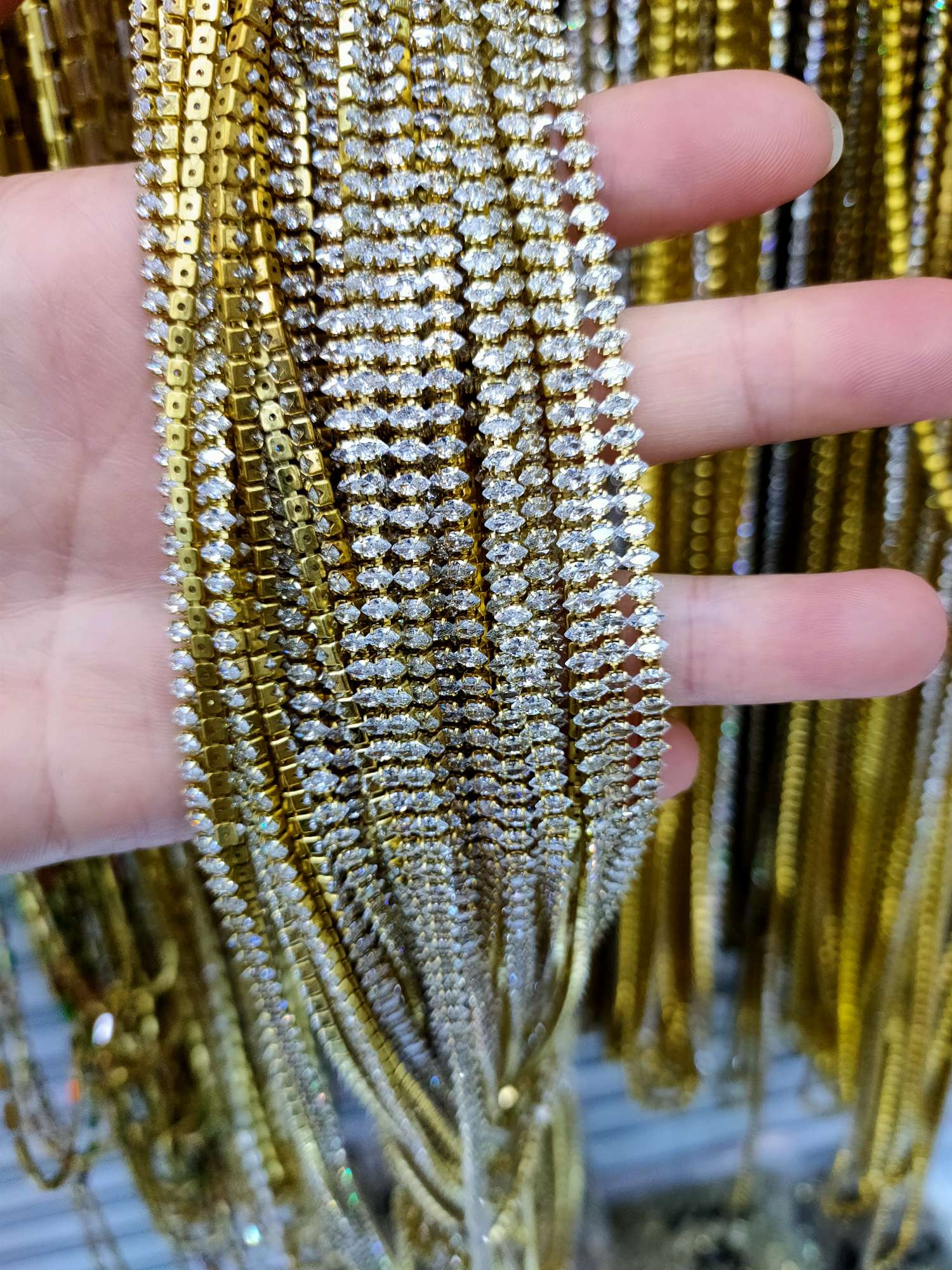 Zircon chain horse eye chain, a new type of Xinyao jewelry accessory, is a popular DIY product that is cute and charming