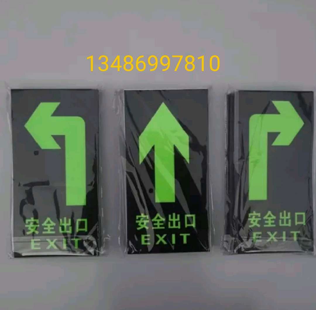 Safety signs are posted on reflective walls Application Scenario